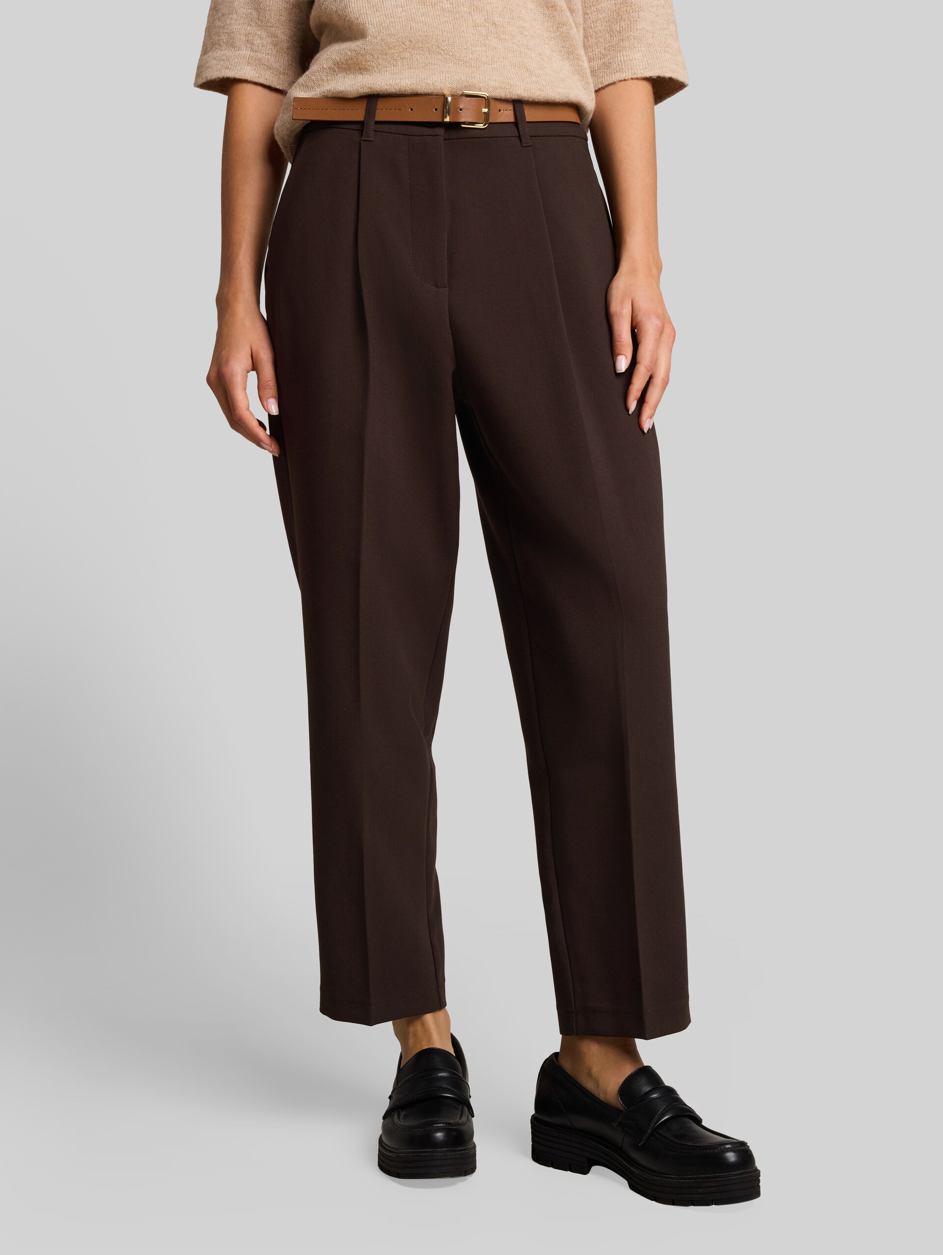 Loszittende barrel-broek met riem - java dark brown - Nek model vooraanzicht