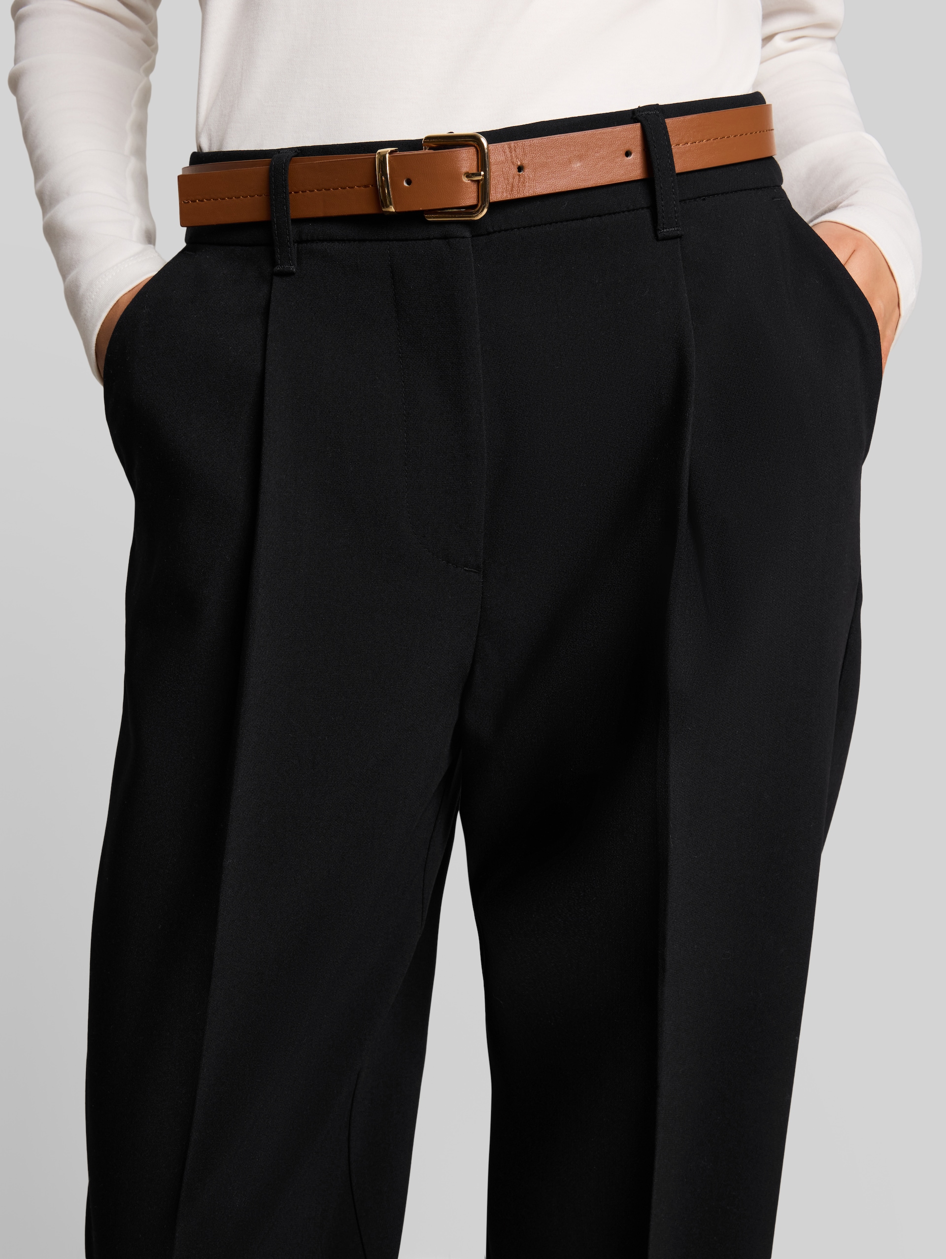 Loose Fit Barrel Hose mit Gürtel - deep black - Detail-Model-Ansicht