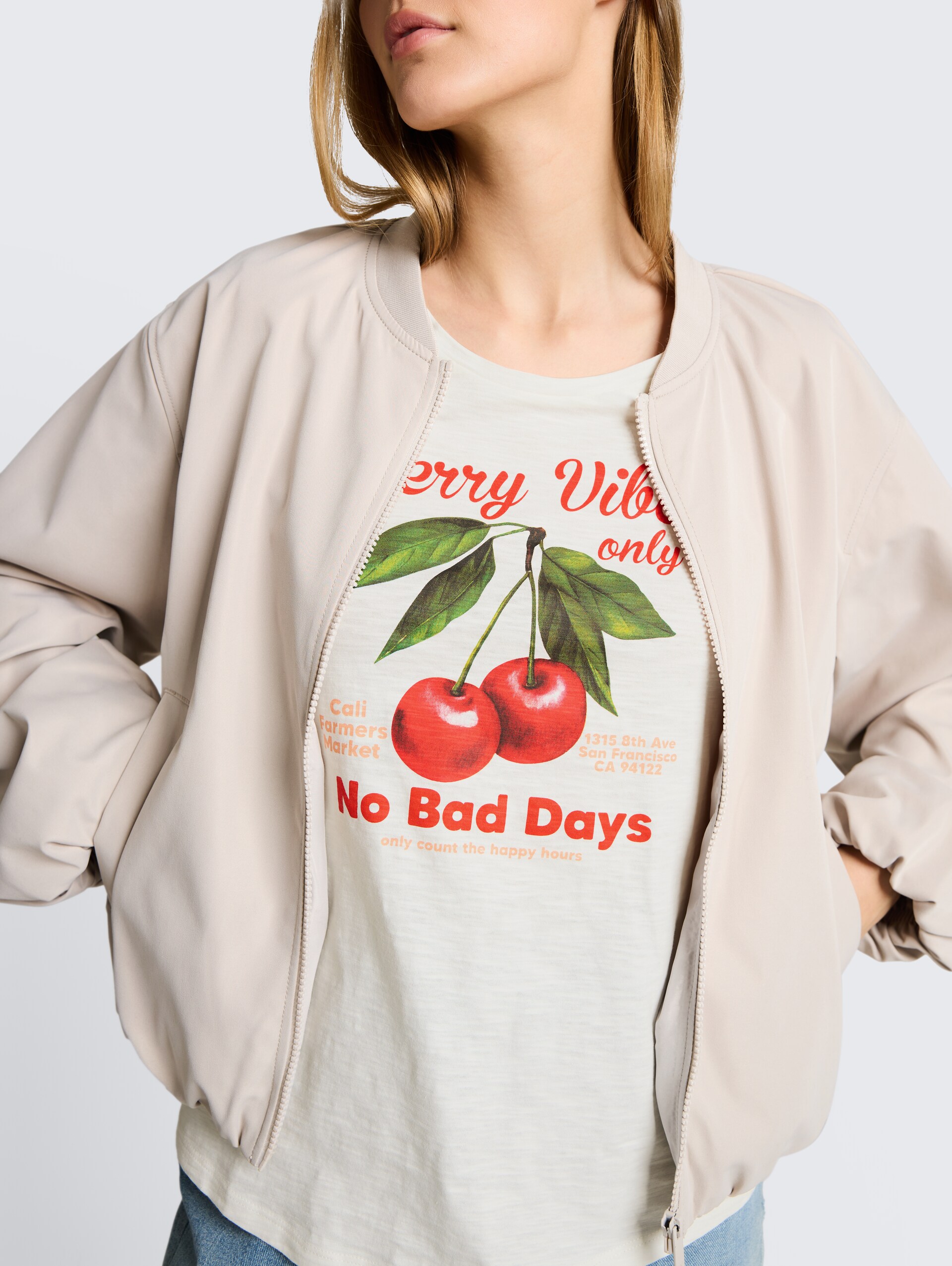 T-Shirt mit Print - Whisper White - Detail-Model-Ansicht