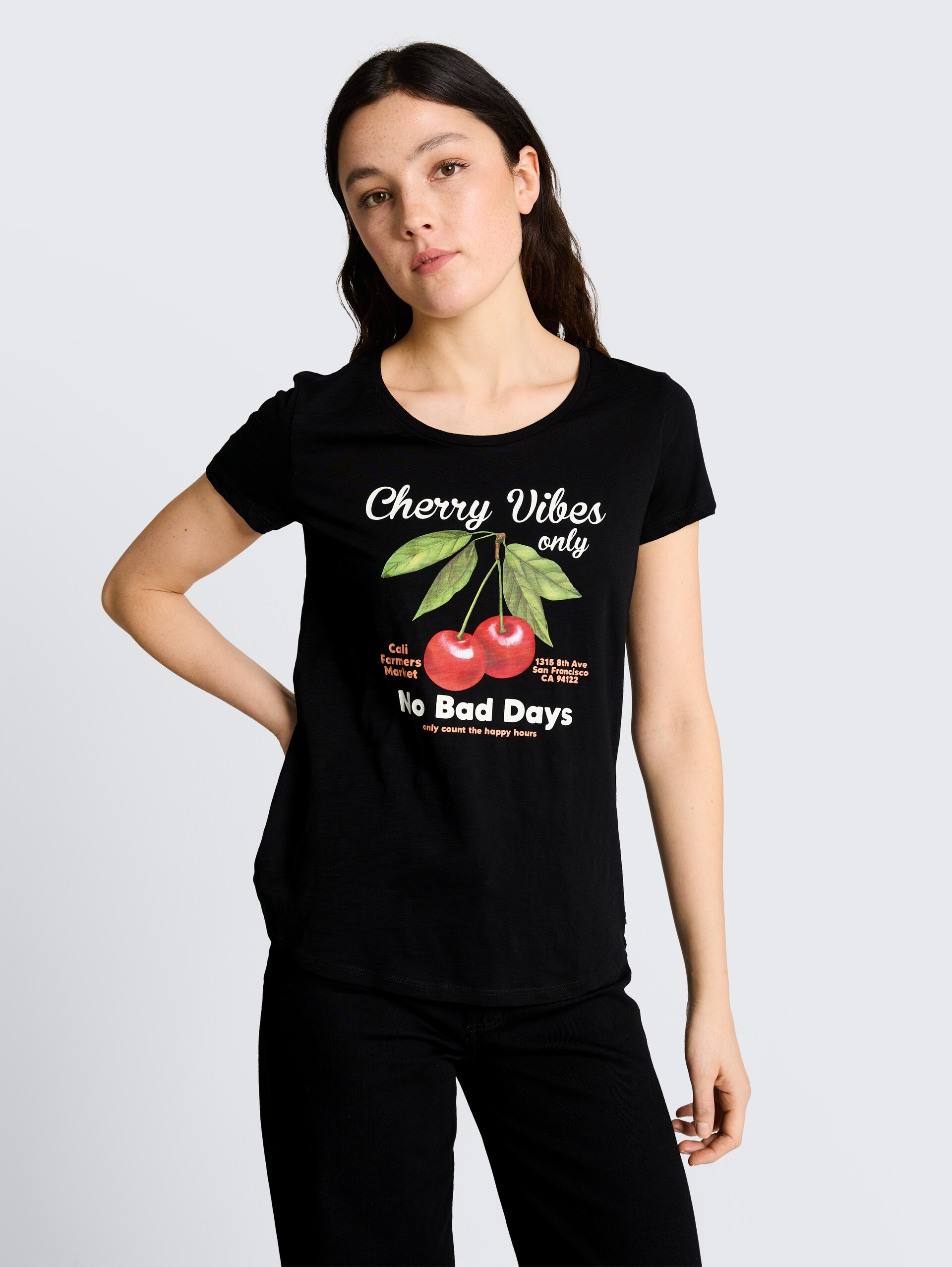 T-Shirt mit Print - Black - Ausschnitt Model-Vorderansicht