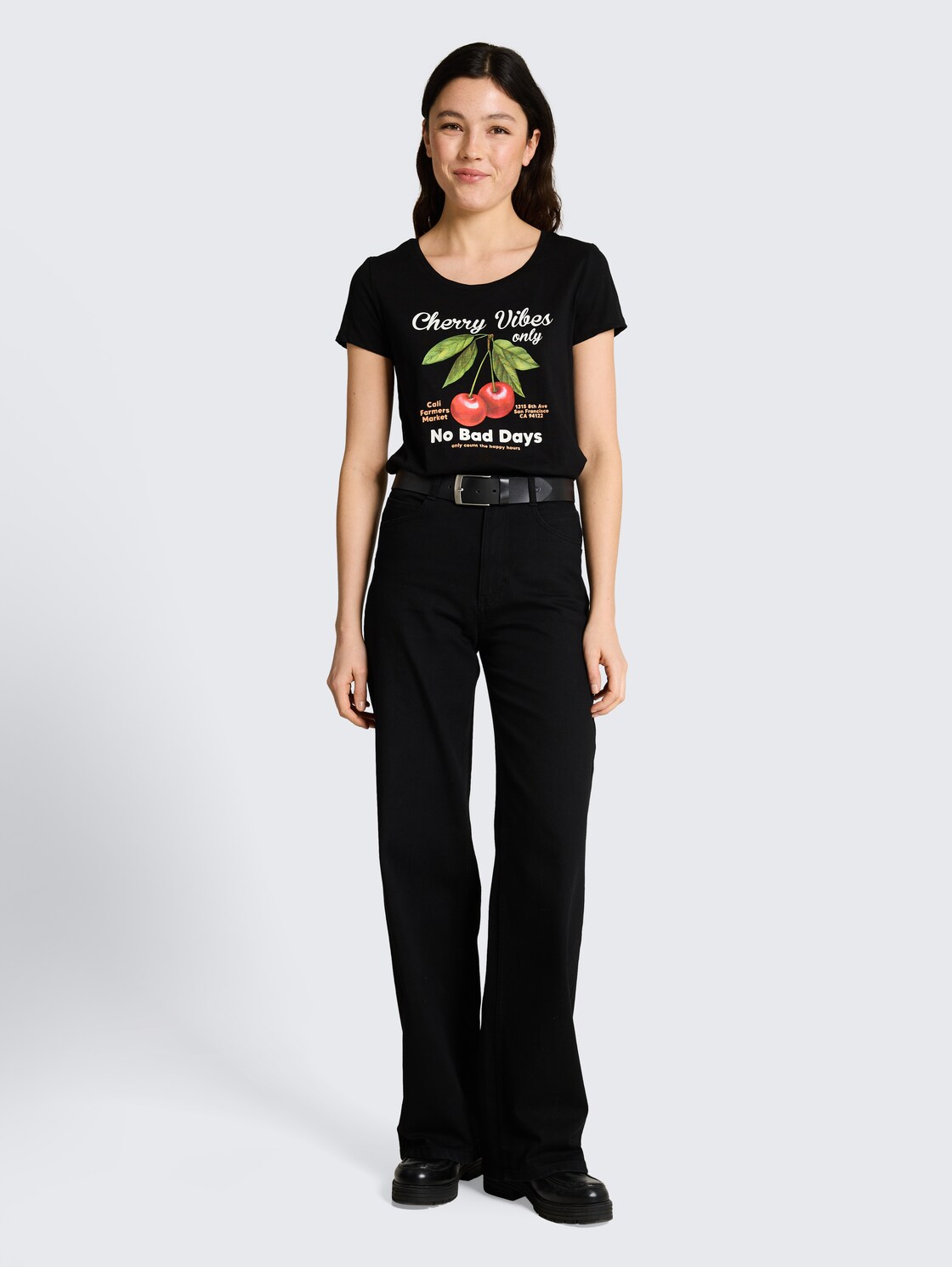 T-Shirt mit Print - Black - Model-Vorderansicht