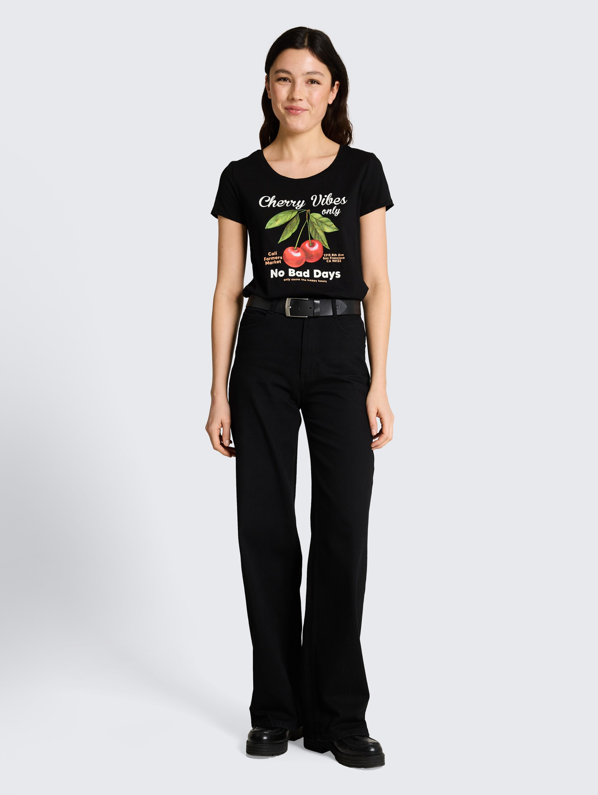 T-Shirt mit Print - Black - Model-Vorderansicht