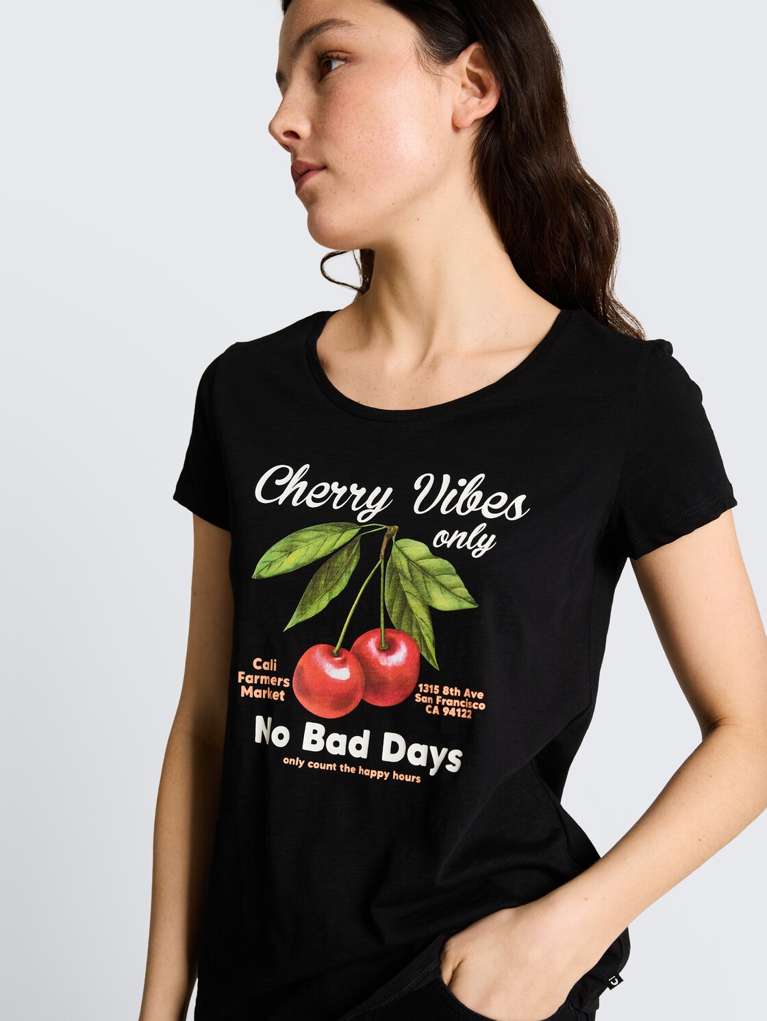 T-Shirt mit Print - Black - Detail-Model-Ansicht