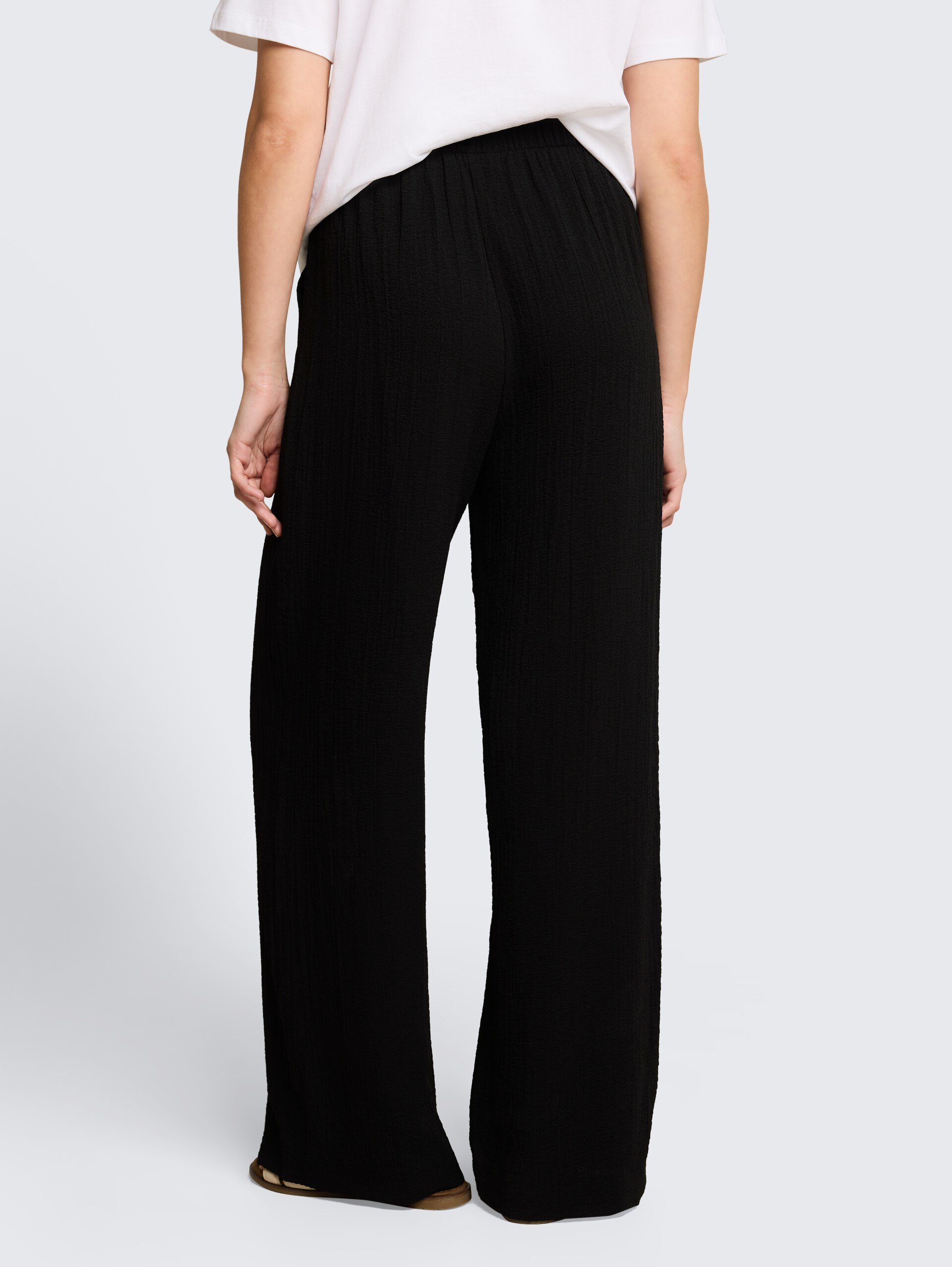 Seersucker broek met wijde pijpen en trekkoord - deep black - Neklijn model-achteraanzicht