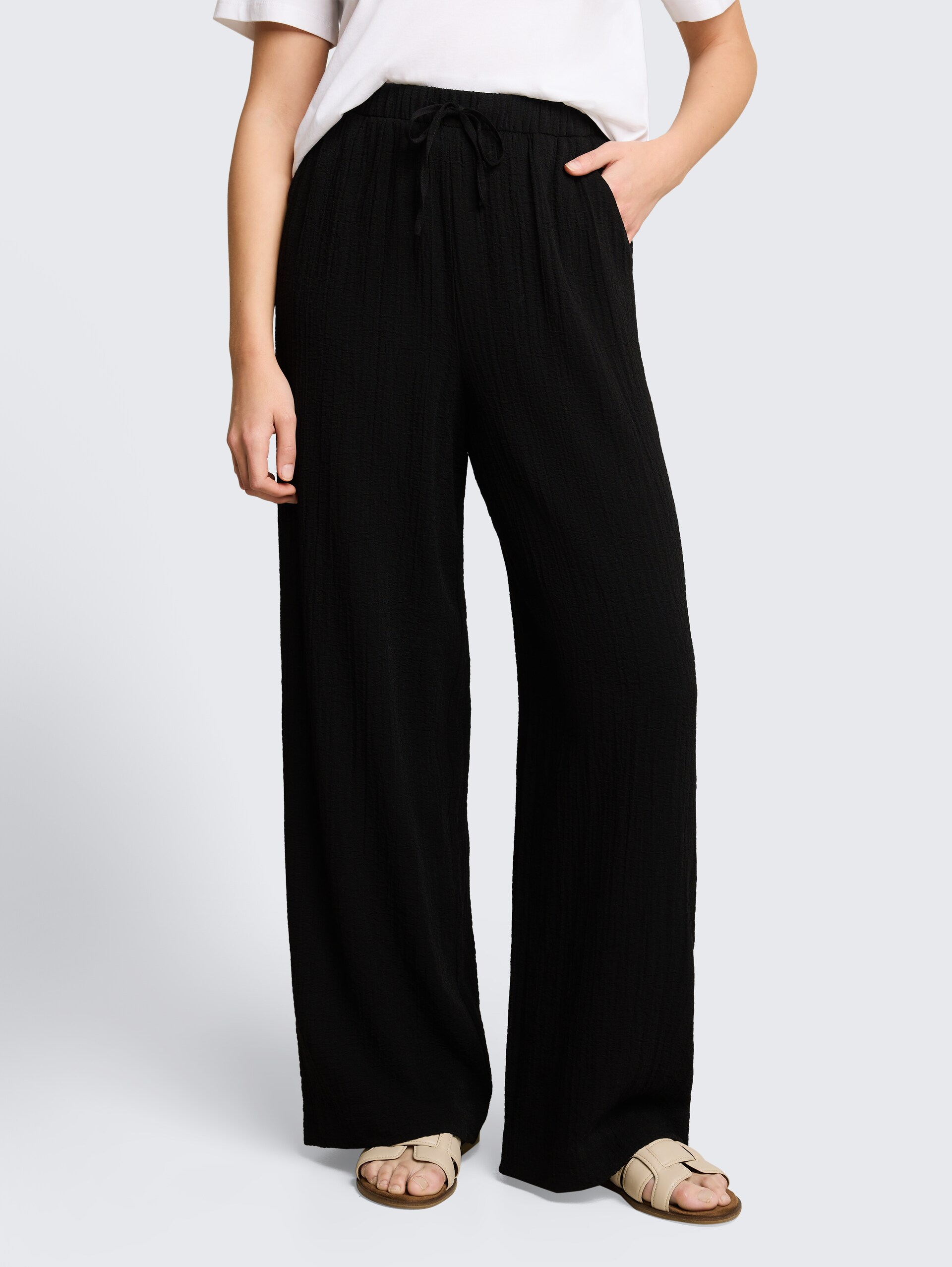 Seersucker broek met wijde pijpen en trekkoord - deep black - Nek model vooraanzicht