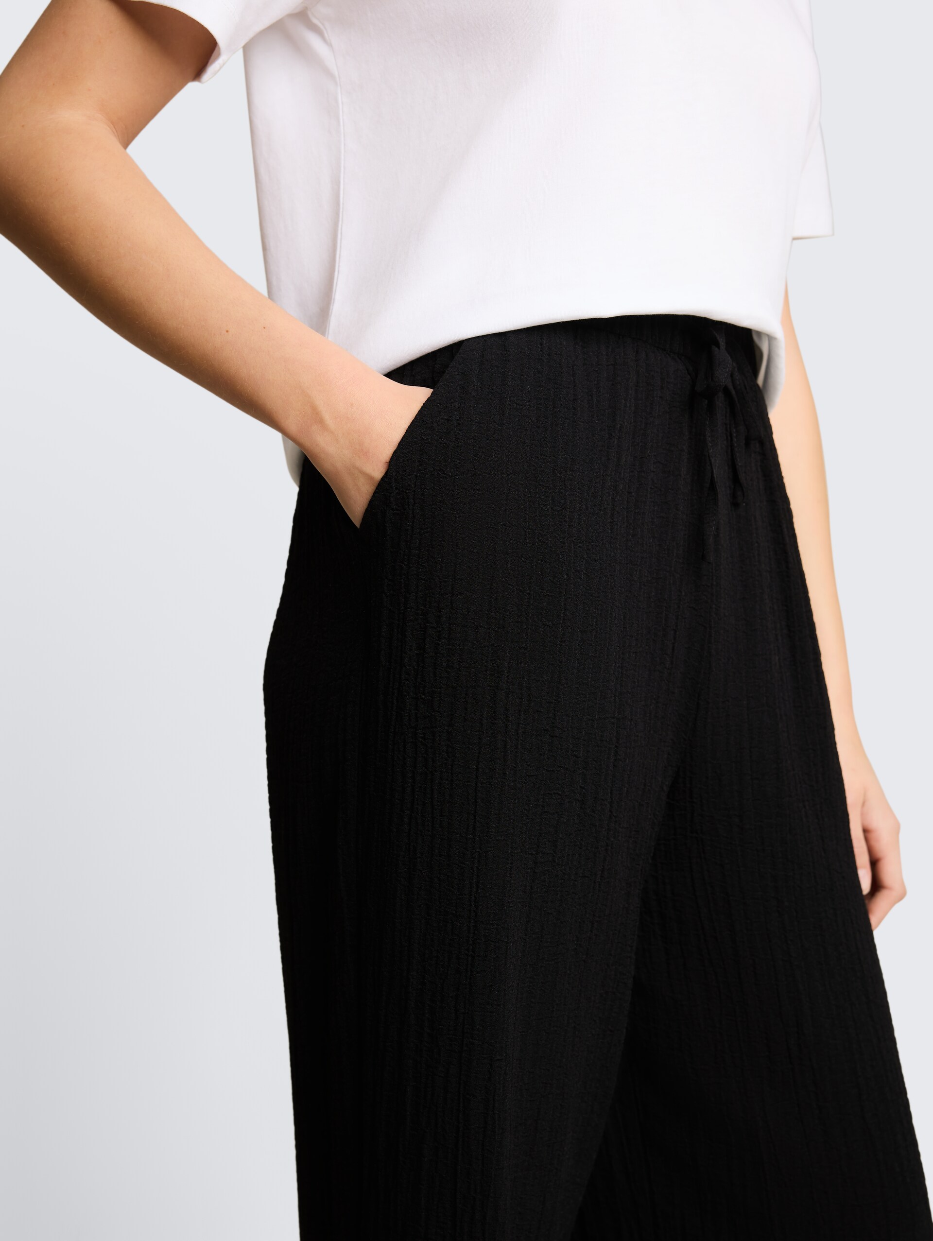 Seersucker broek met wijde pijpen en trekkoord - deep black - Detailaanzicht model