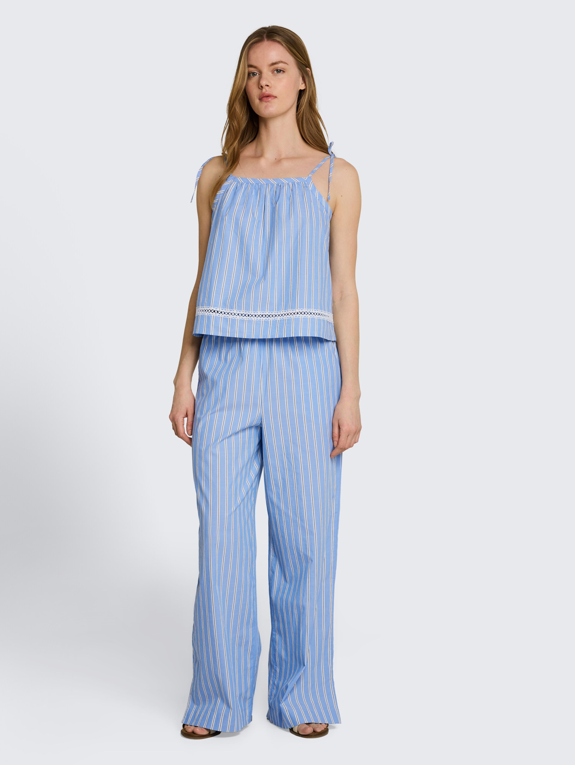 Broek met wijde pijpen en streepmotief - blue white vertical stripe - Model vooraanzicht