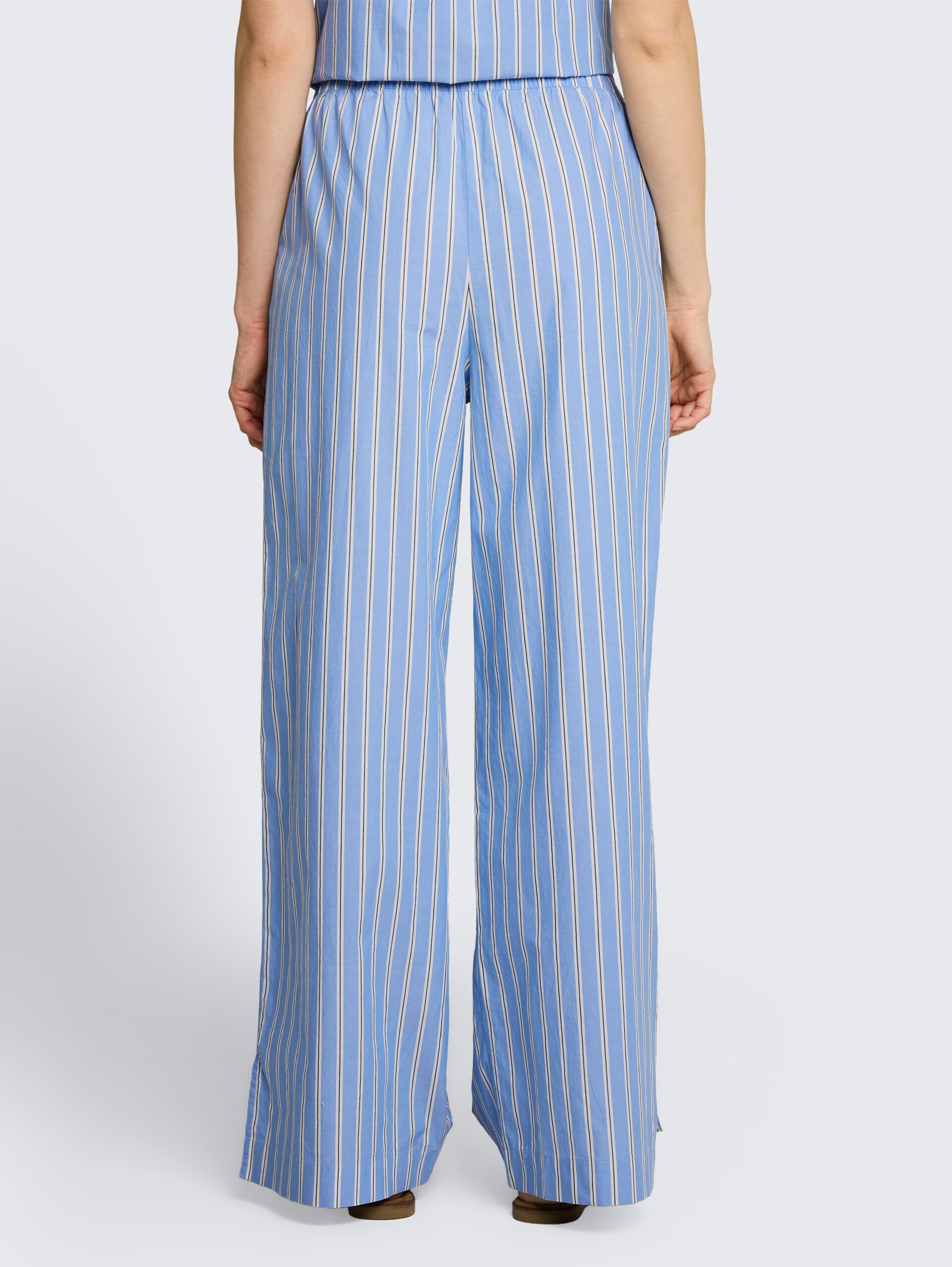 Broek met wijde pijpen en streepmotief - blue white vertical stripe - Neklijn model-achteraanzicht
