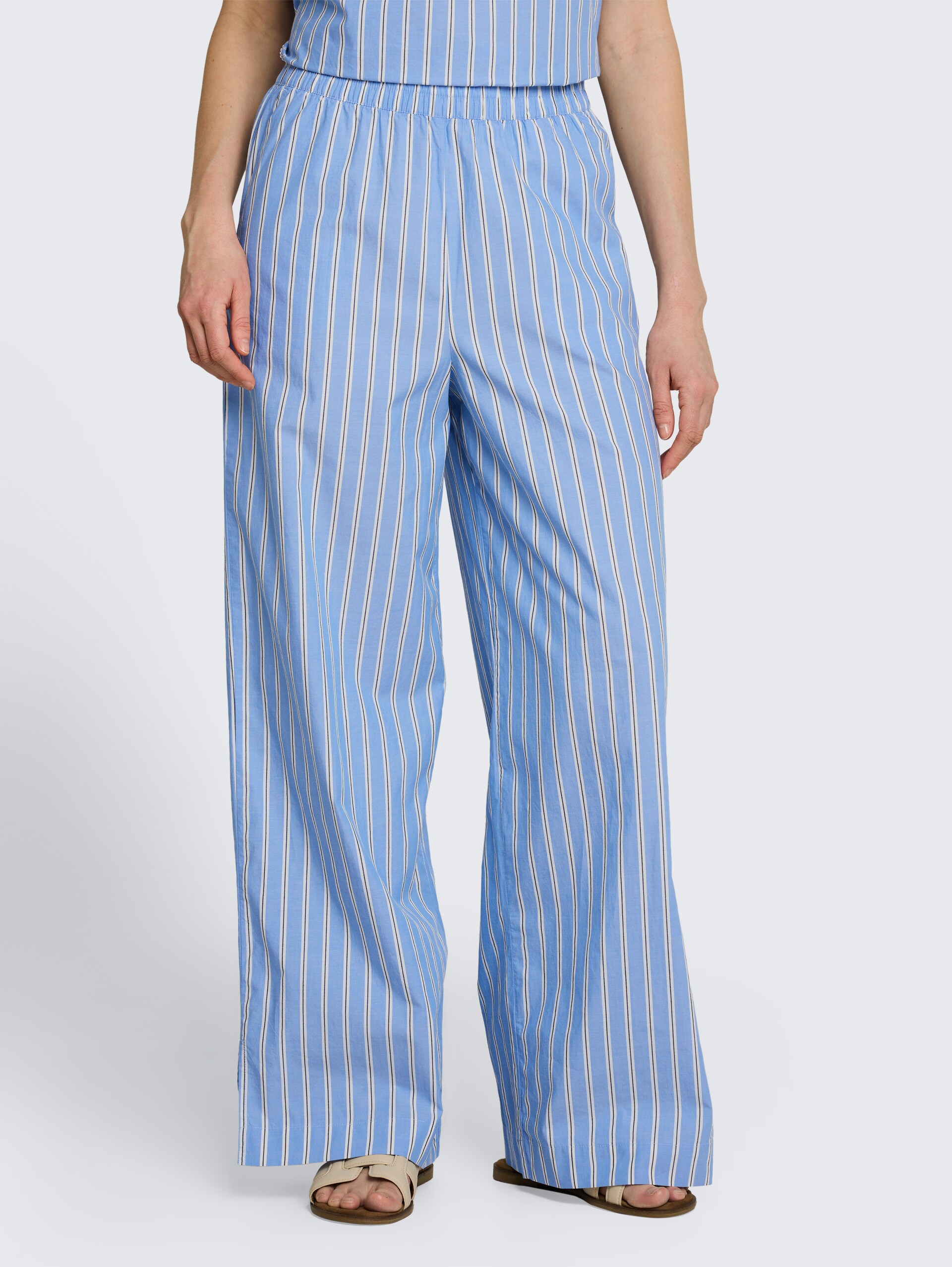 Broek met wijde pijpen en streepmotief - blue white vertical stripe - Nek model vooraanzicht