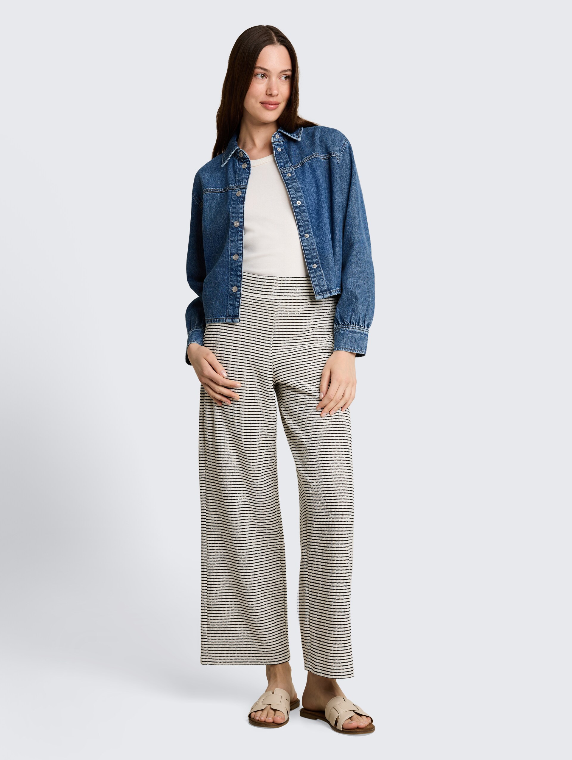 Wide Leg gebreide broek - white black knit stripe - Model vooraanzicht