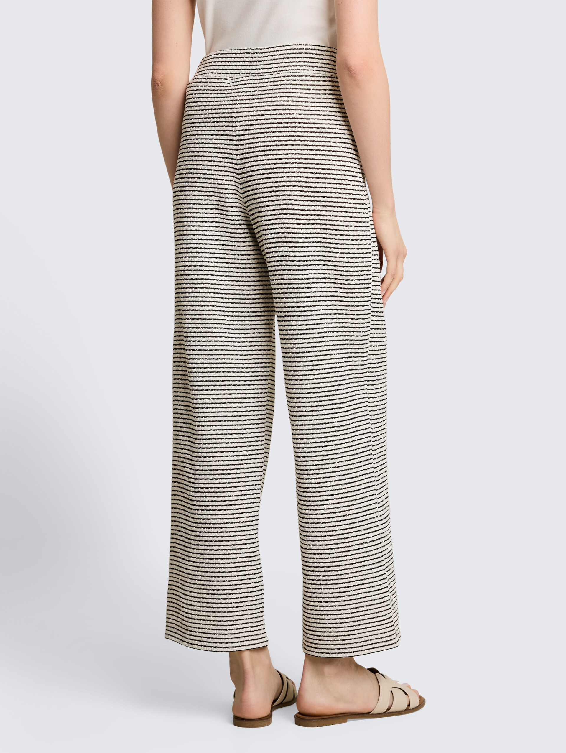 Wide Leg gebreide broek - white black knit stripe - Neklijn model-achteraanzicht