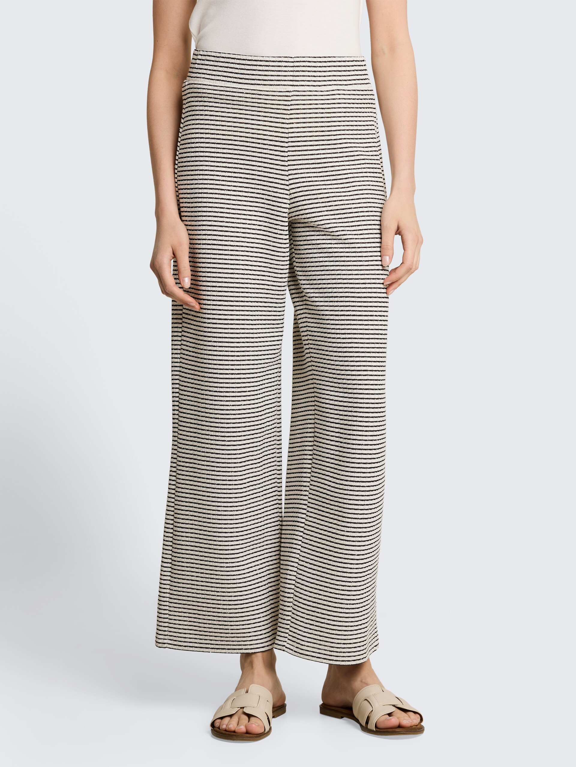 Wide Leg gebreide broek - white black knit stripe - Nek model vooraanzicht