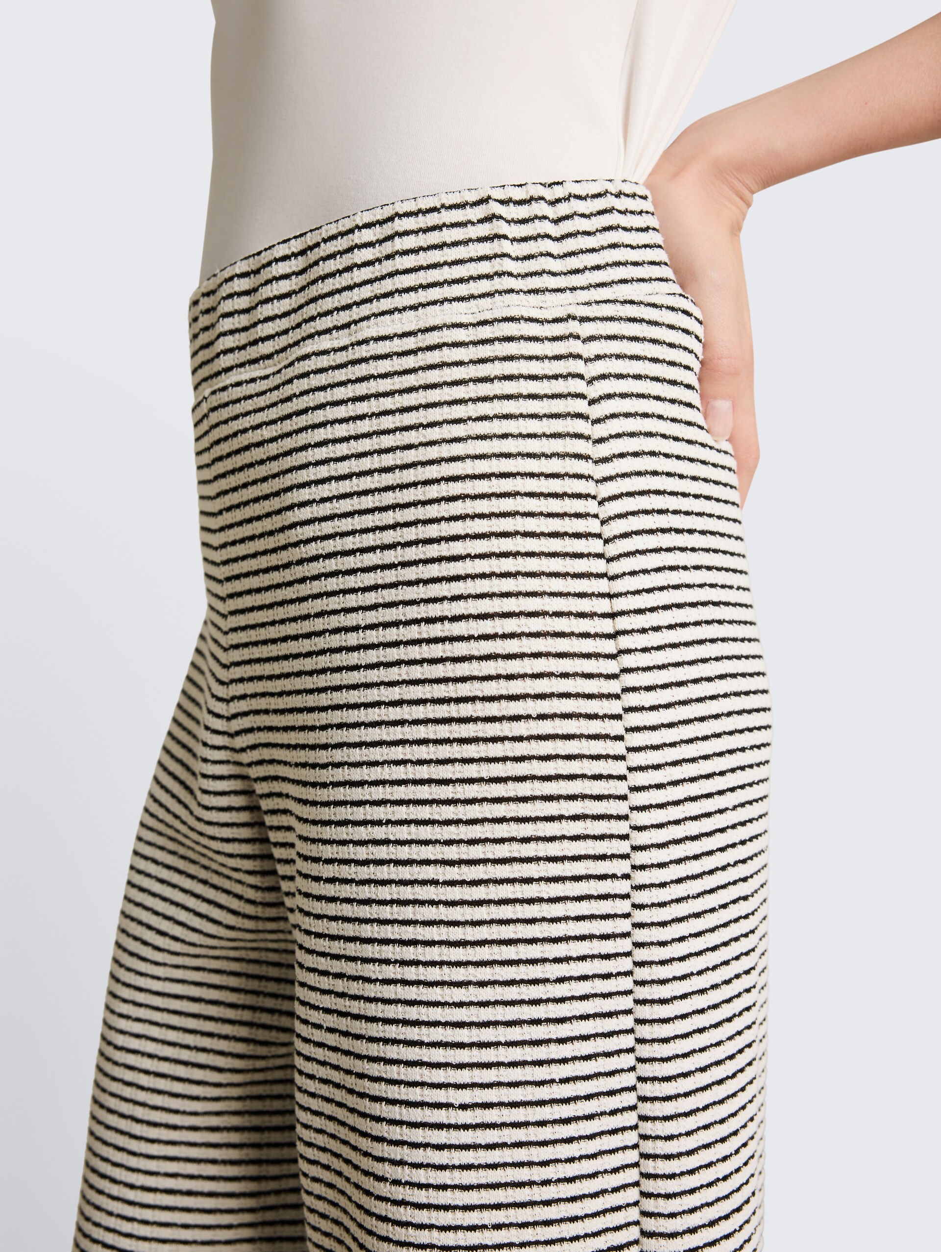 Wide Leg gebreide broek - white black knit stripe - Detailaanzicht model