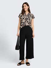 Crinkle Culotte Hose - deep black - Model-Vorderansicht