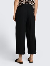 Crinkle Culotte Hose - deep black - Auschnitt Model-Rückansicht