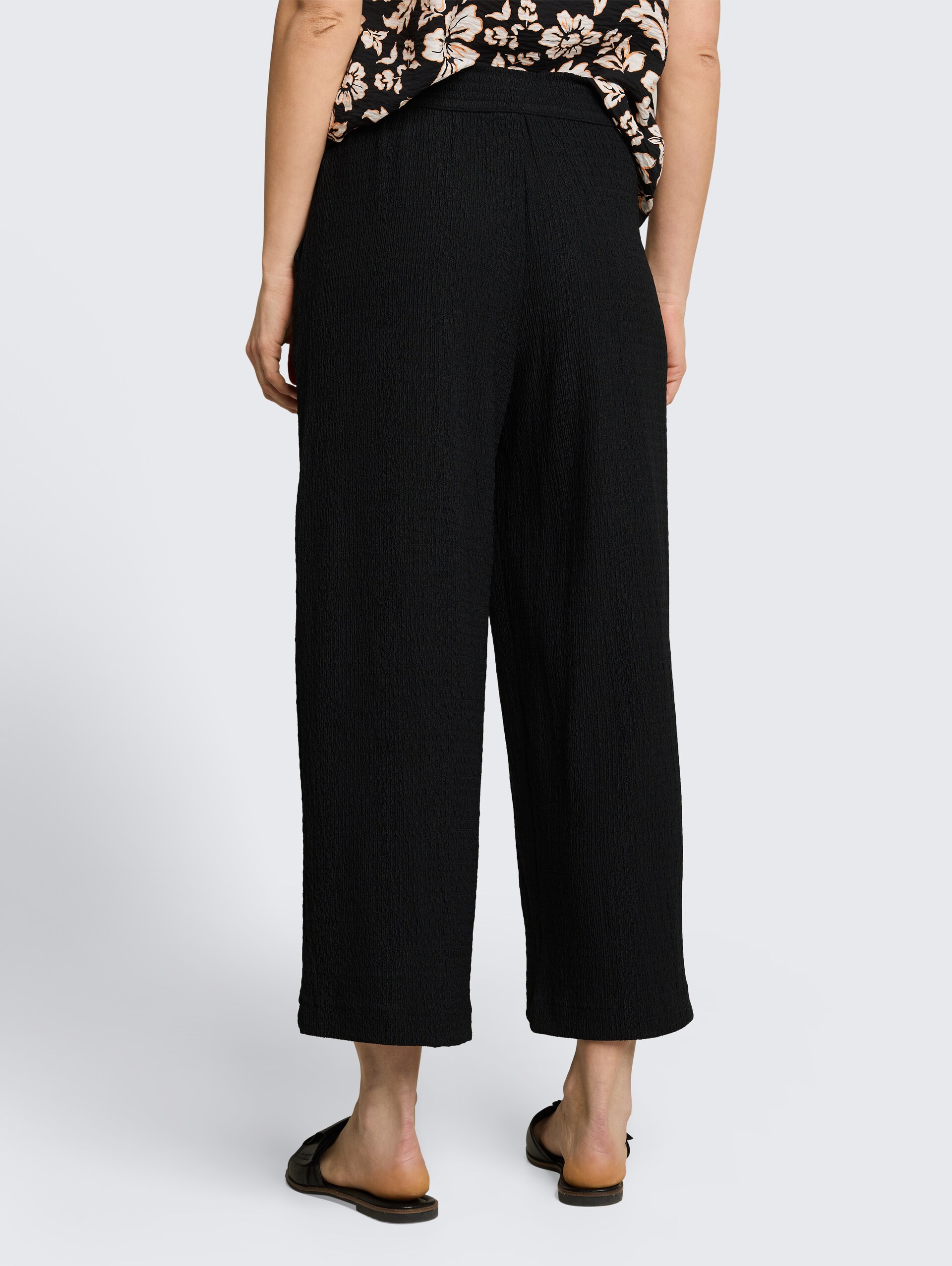 Crinkle culottebroek - deep black - Neklijn model-achteraanzicht