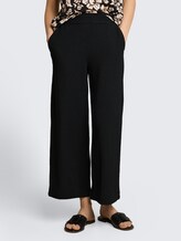 Crinkle Culotte Hose - deep black - Ausschnitt Model-Vorderansicht