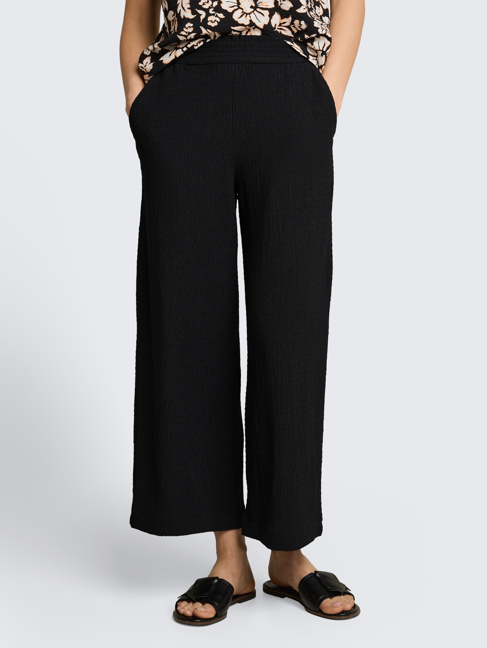 Crinkle culottebroek - deep black - Nek model vooraanzicht