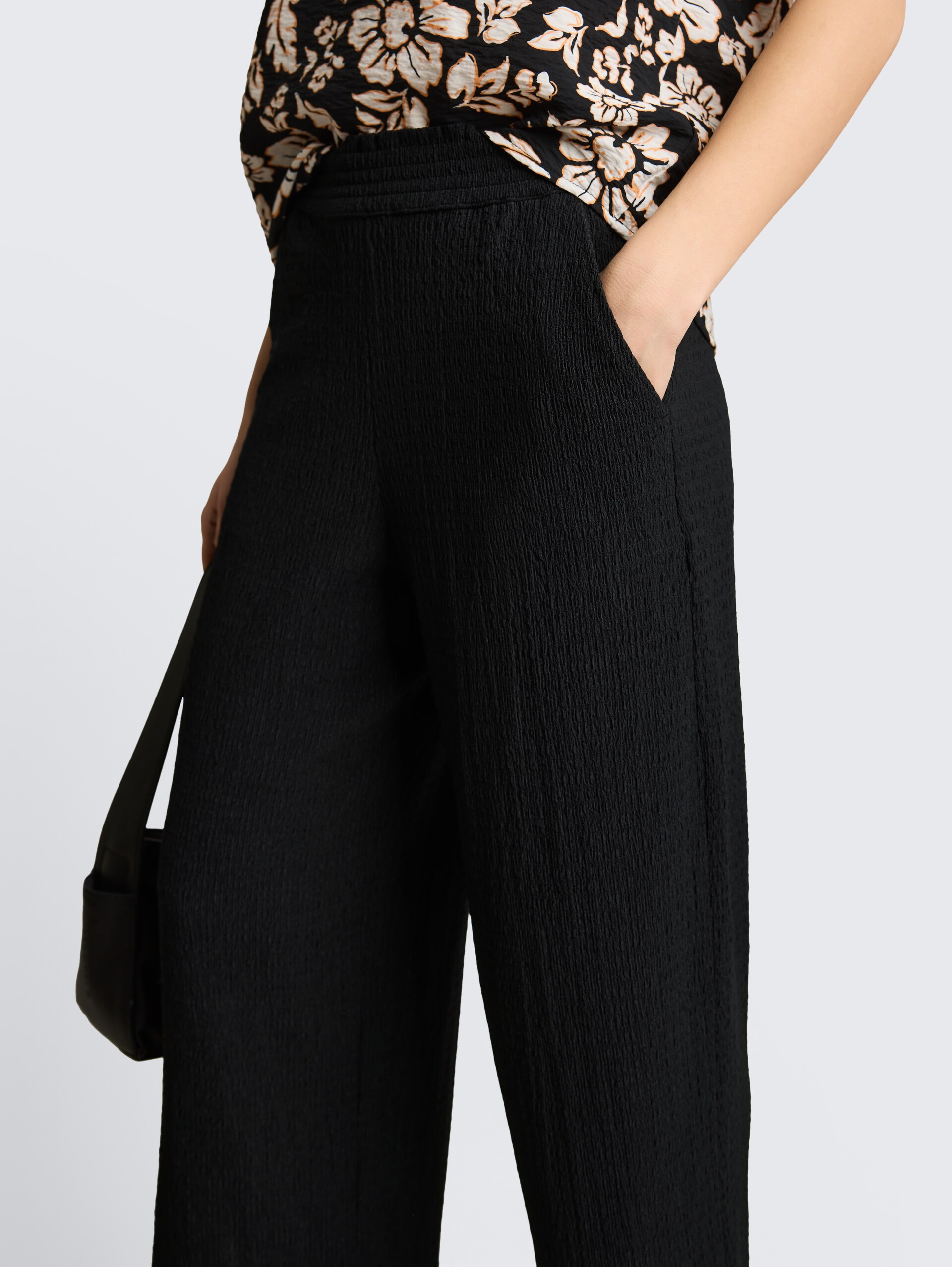 Crinkle culottebroek - deep black - Detailaanzicht model