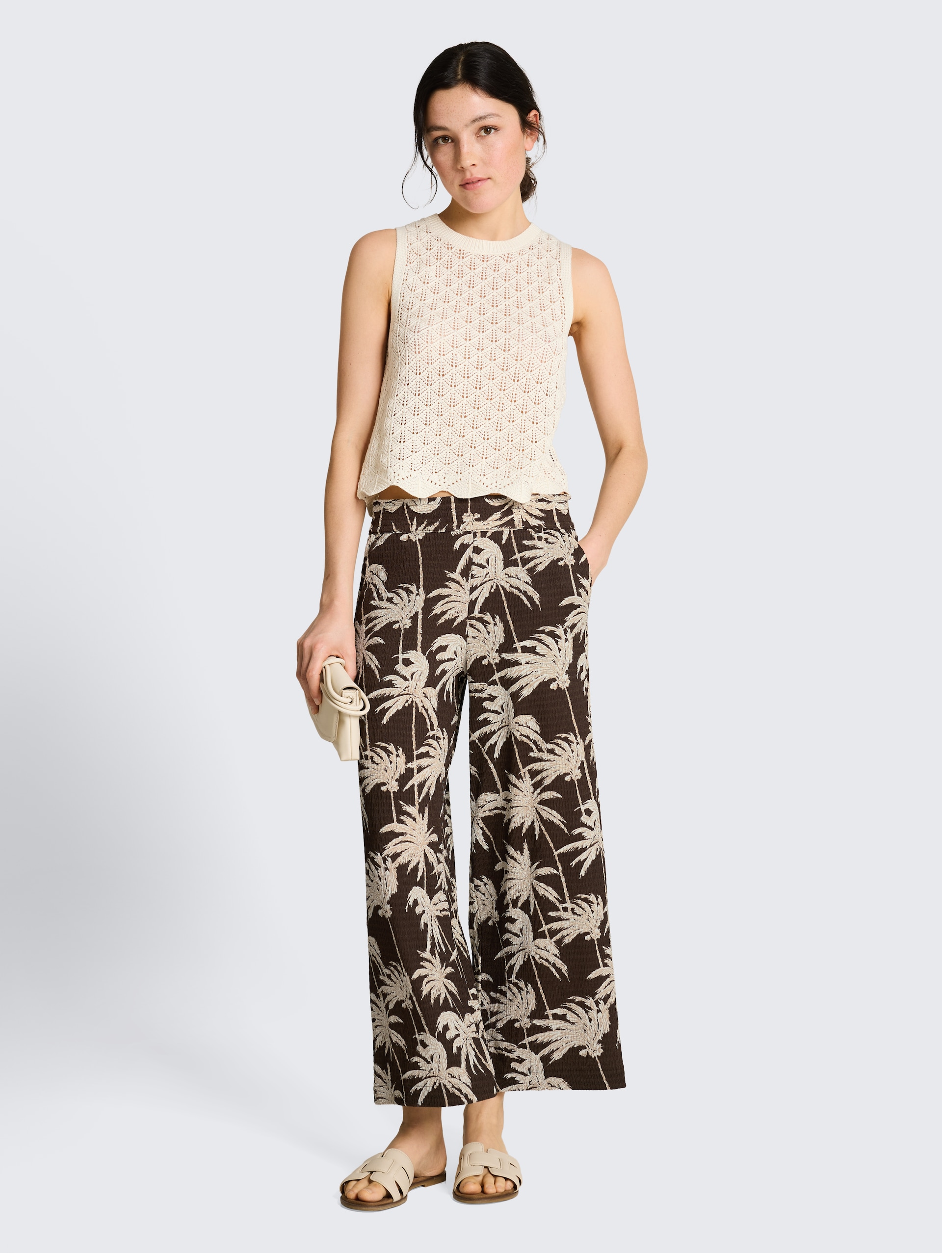 Crinkle culottebroek - brown palmtree print - Model vooraanzicht