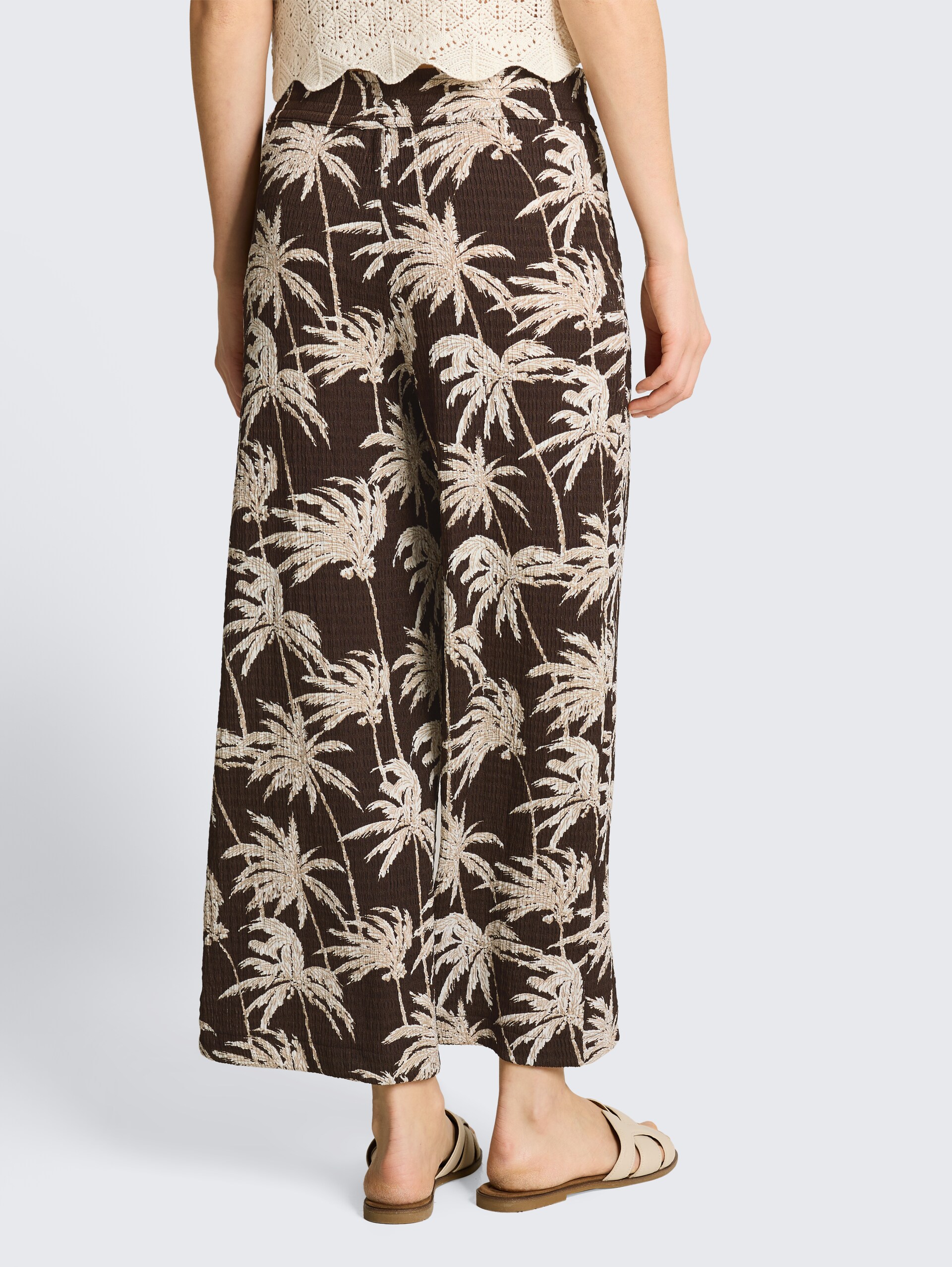 Crinkle culottebroek - brown palmtree print - Neklijn model-achteraanzicht
