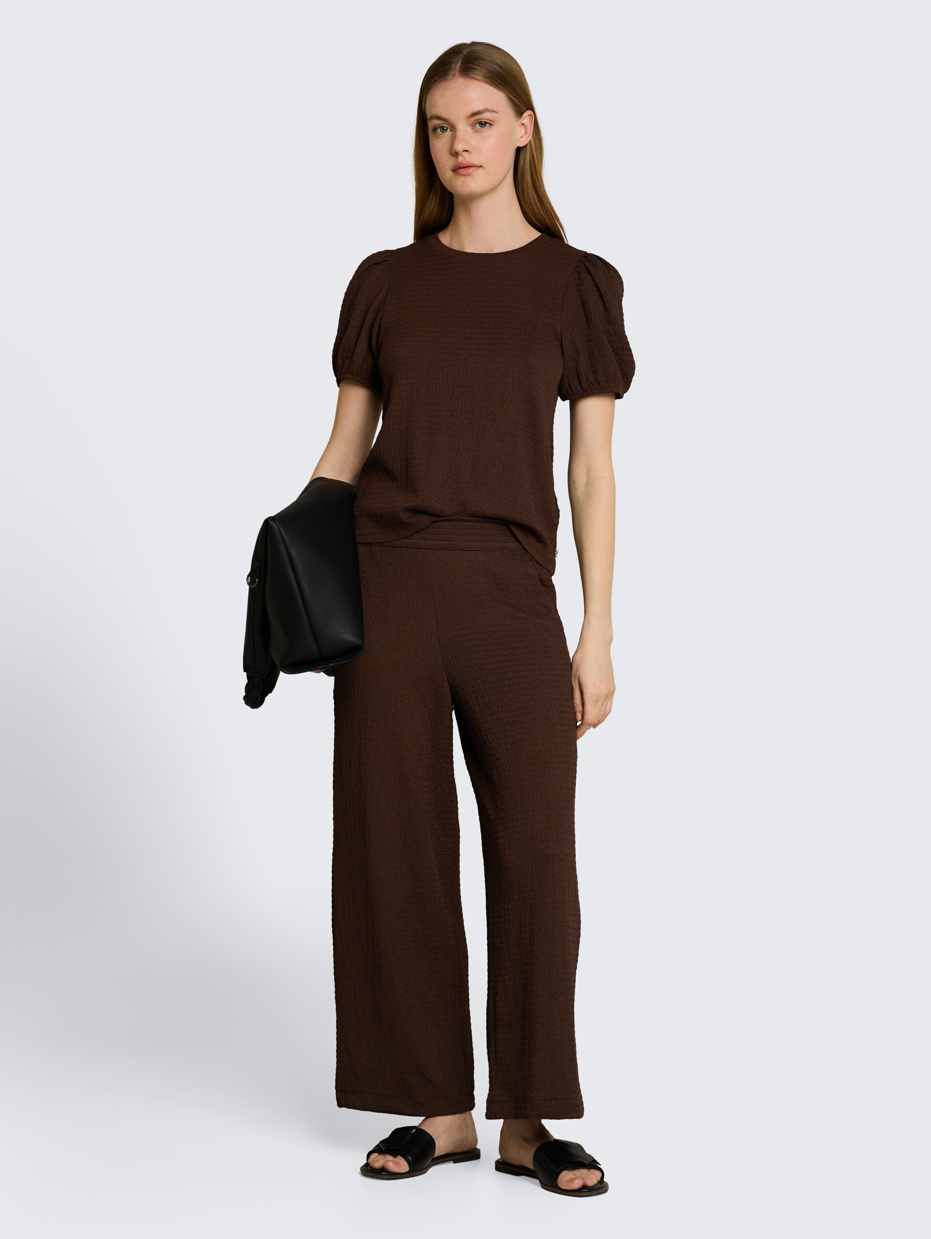 Crinkle culottebroek - cool dark brown - Model vooraanzicht
