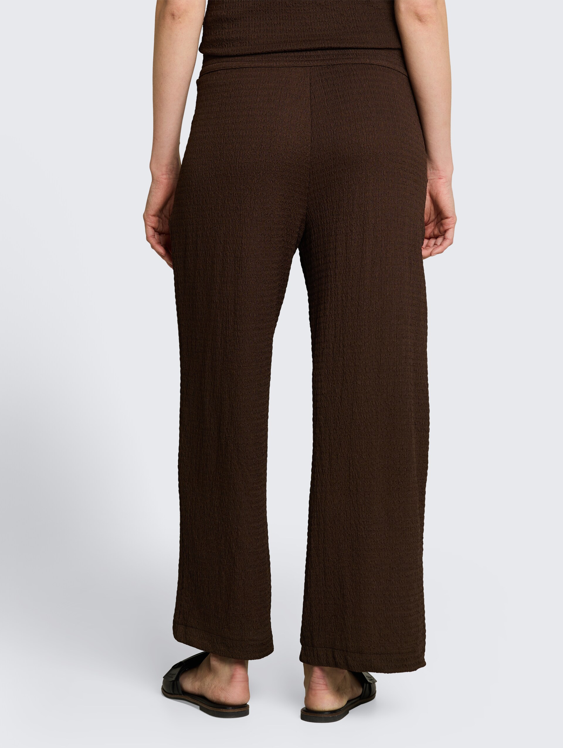 Crinkle culottebroek - cool dark brown - Neklijn model-achteraanzicht