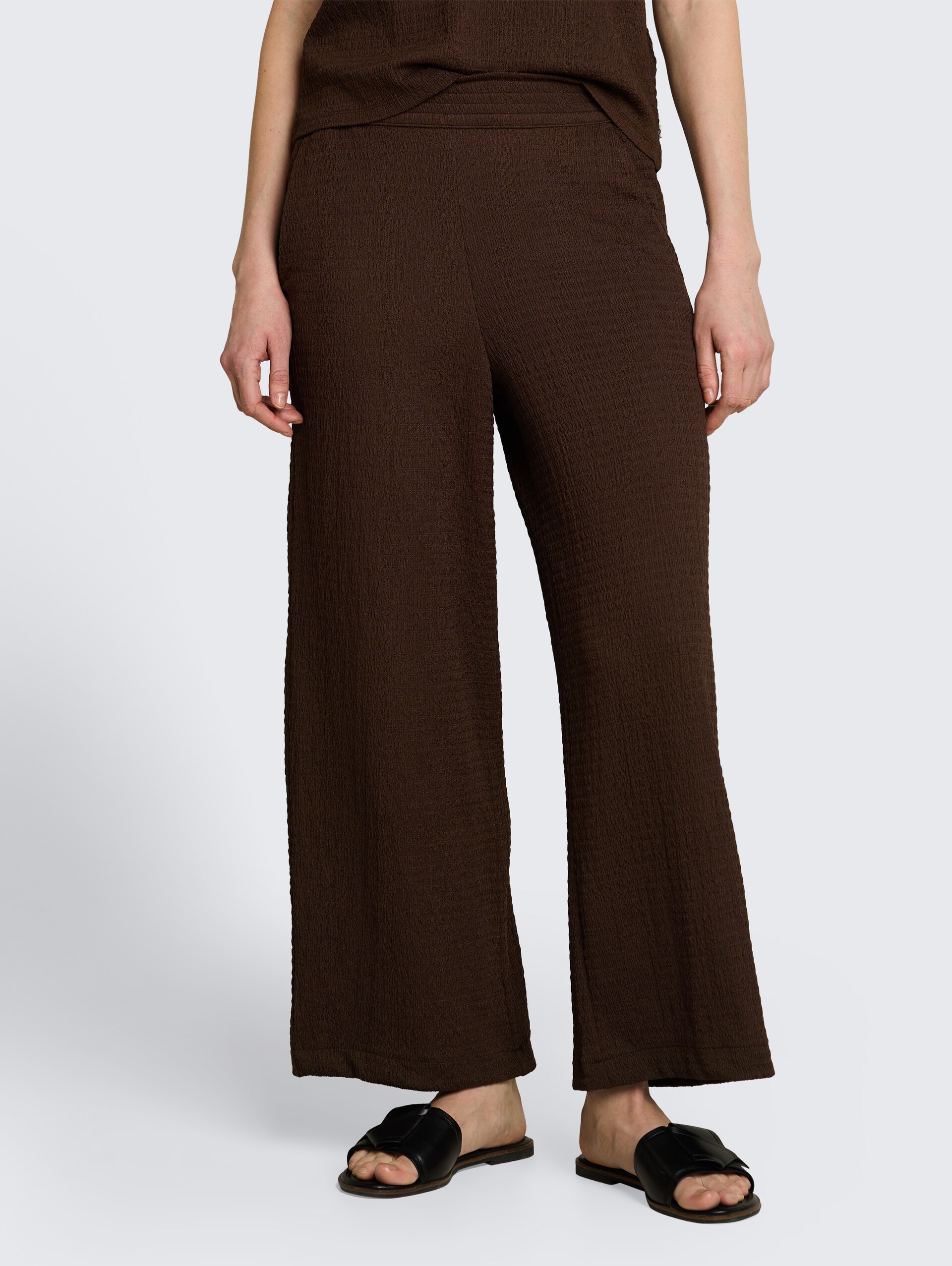 Crinkle culottebroek - cool dark brown - Nek model vooraanzicht