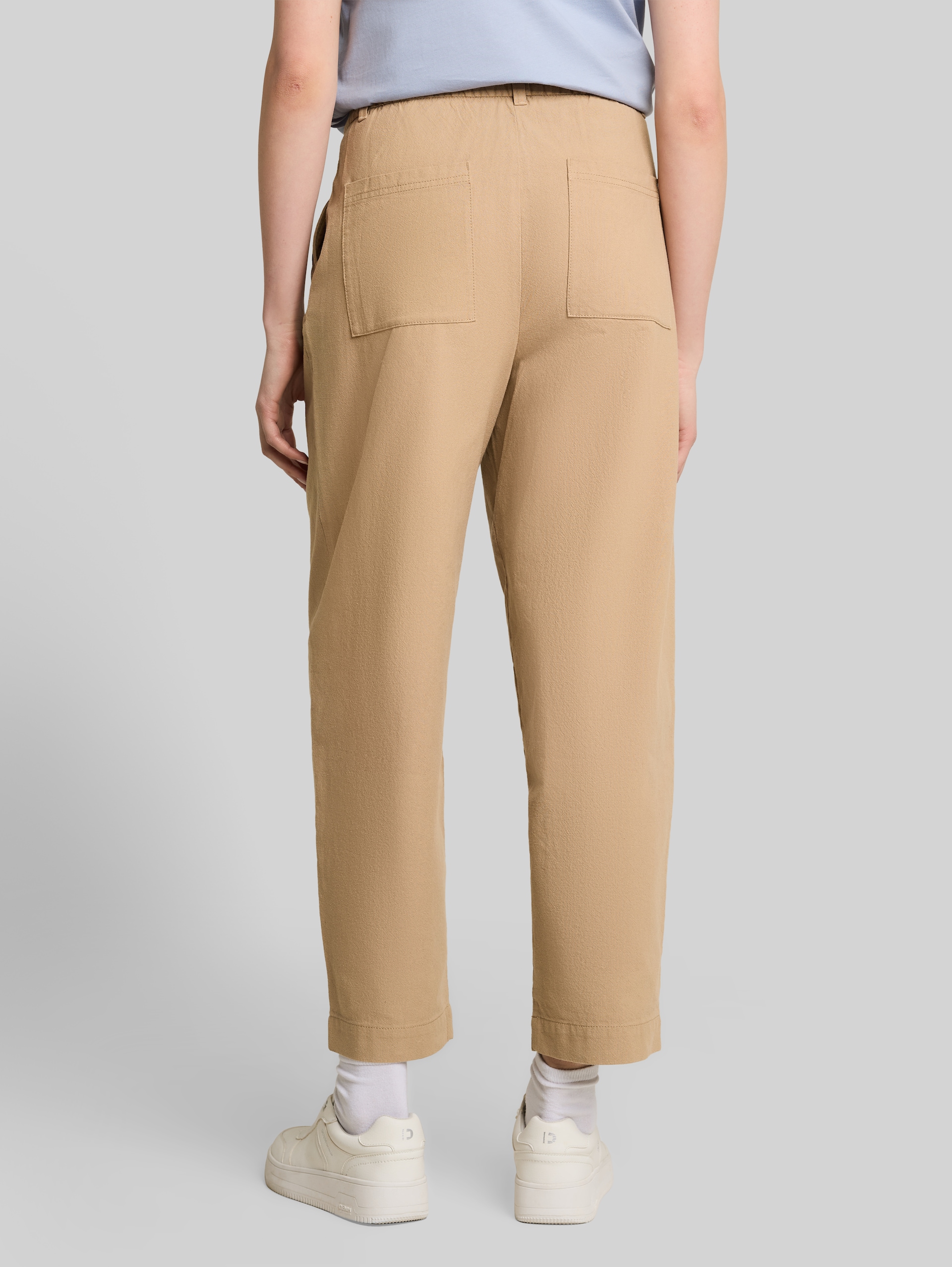 Barrel Hose aus Baumwolle - Mink Beige - Auschnitt Model-Rückansicht