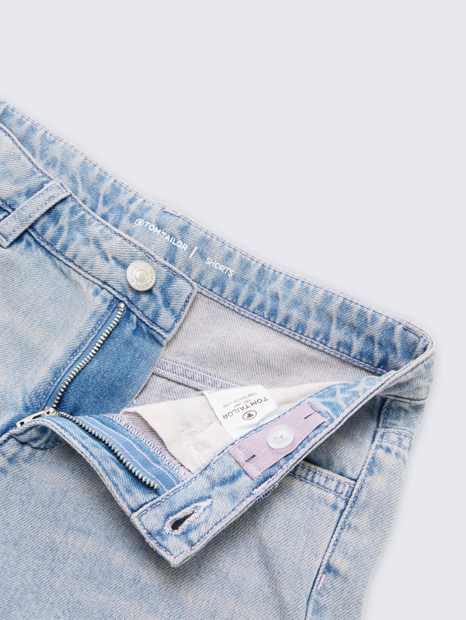 Jeansshorts - Tinted Blue Denim - Detailaanzicht model