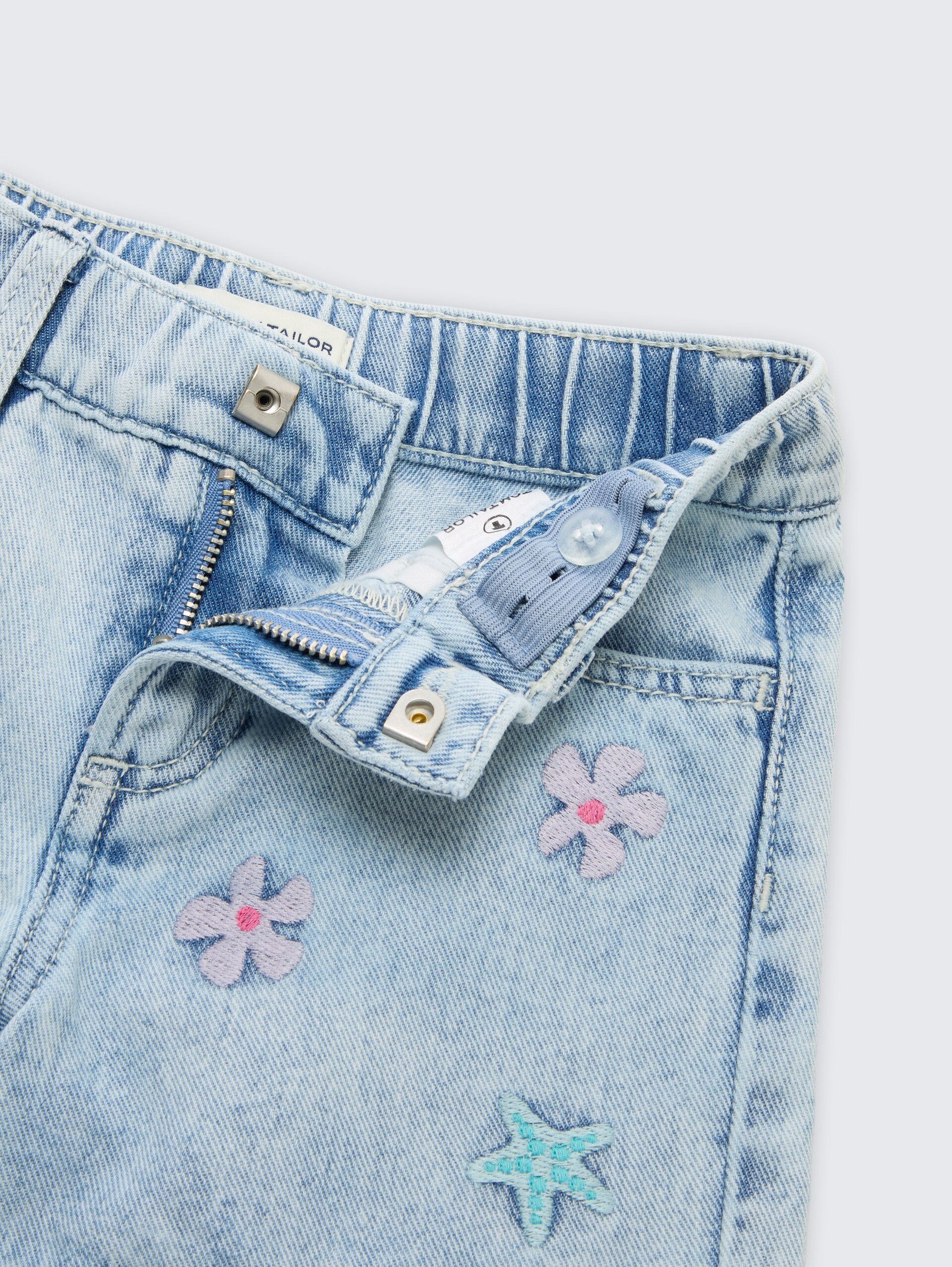 Jeansshort met borduursel - light stone bright blue denim - Detailaanzicht model