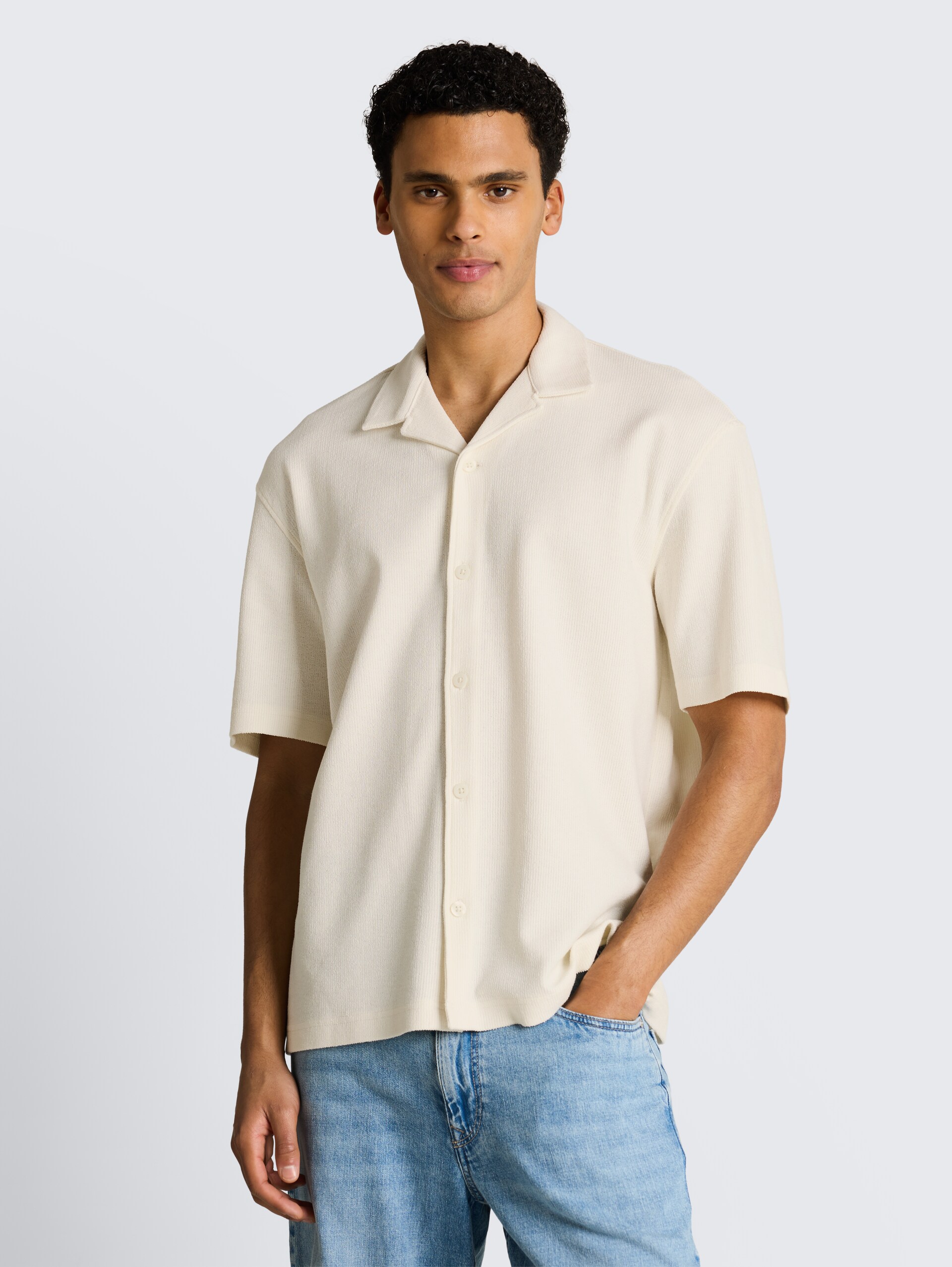 Losvallend overhemd met korte mouwen en ribbelstructuur - Wool White - Nek model vooraanzicht