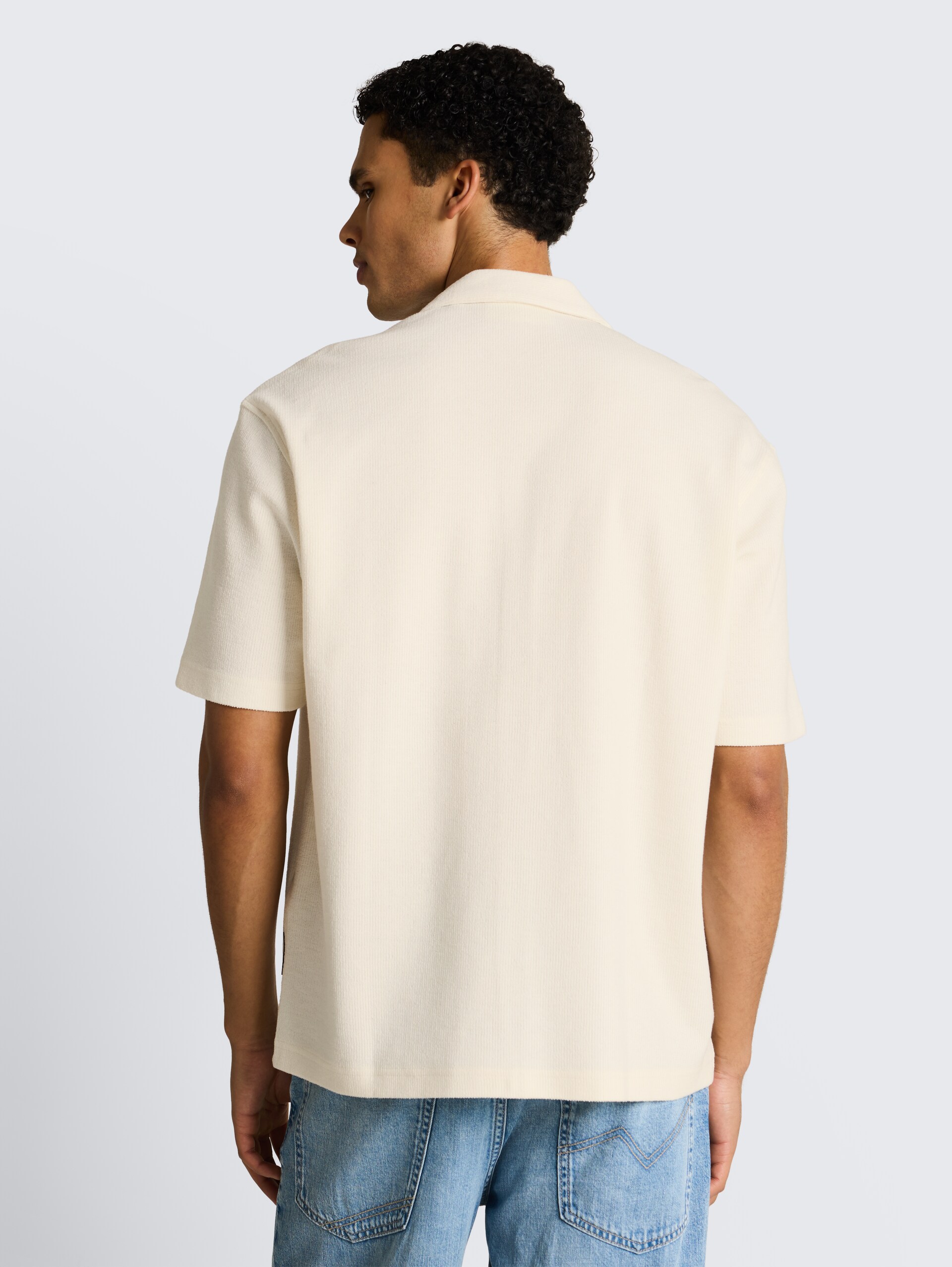 Losvallend overhemd met korte mouwen en ribbelstructuur - Wool White - Neklijn model-achteraanzicht