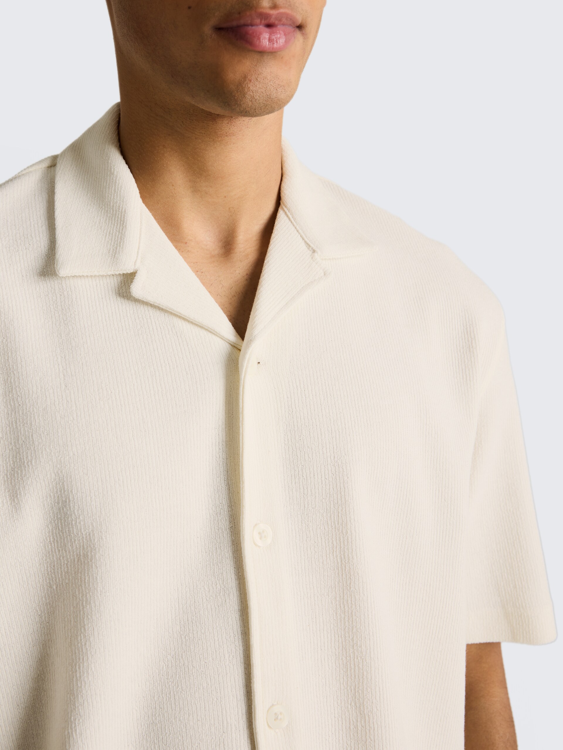 Losvallend overhemd met korte mouwen en ribbelstructuur - Wool White - Detailaanzicht model
