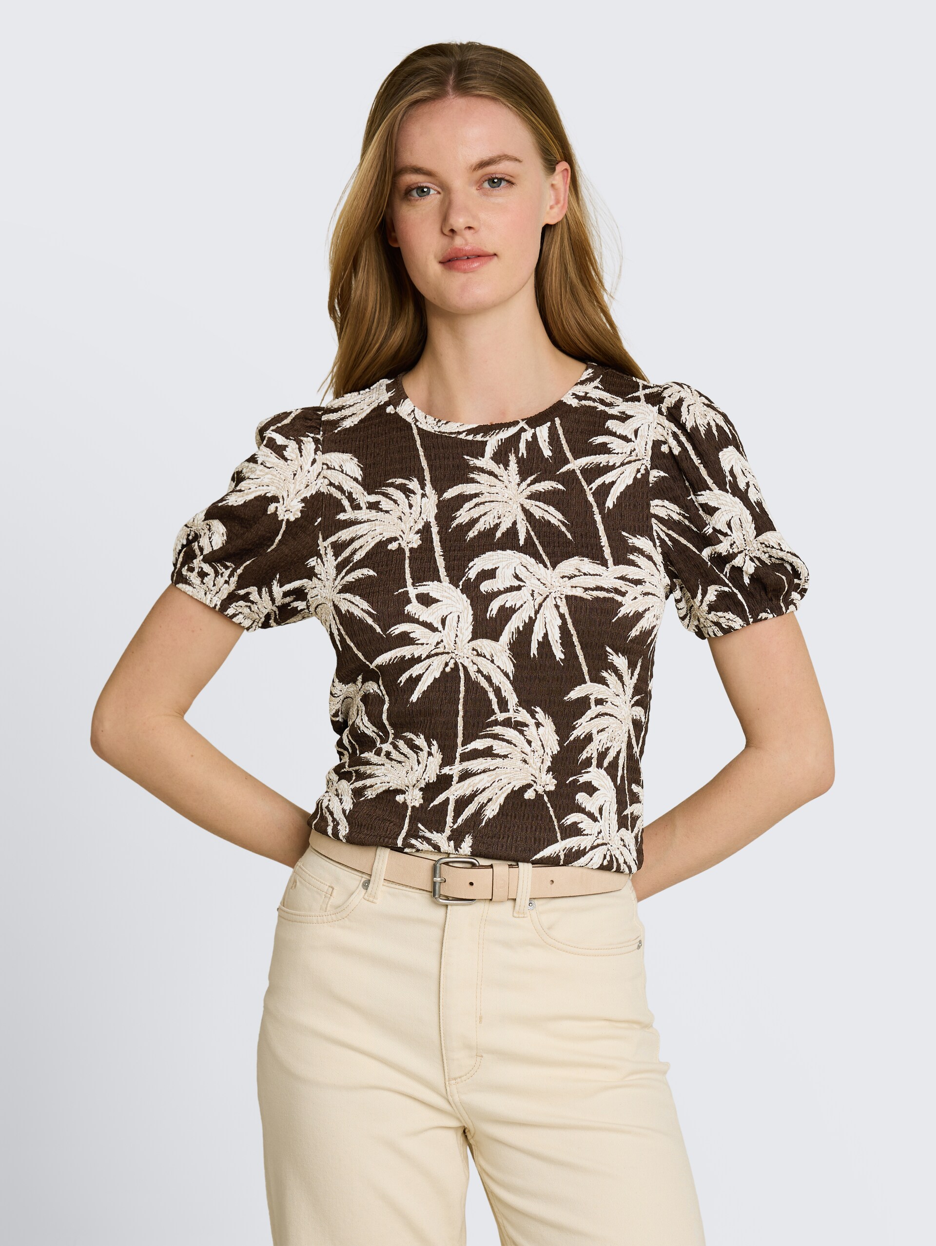 Crinkle T-shirt met ballonmouwen - brown palmtree print - Nek model vooraanzicht