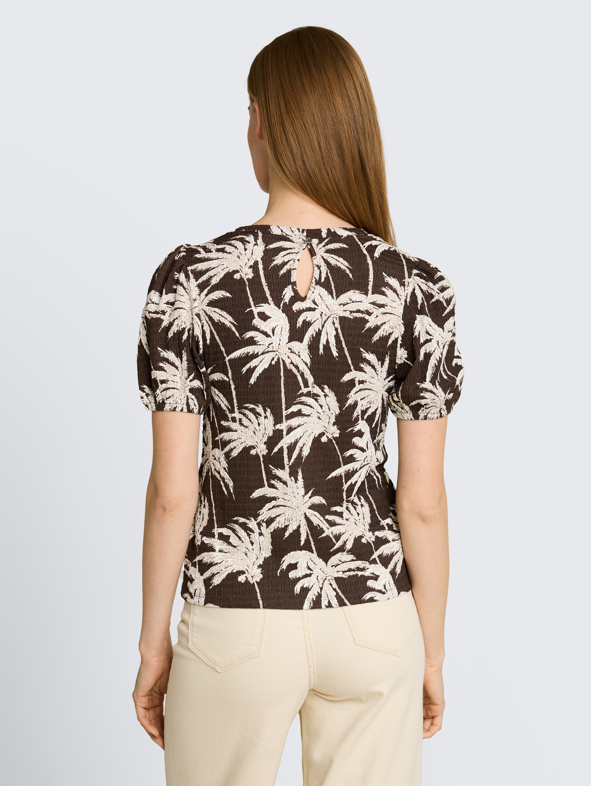 Crinkle T-shirt met ballonmouwen - brown palmtree print - Neklijn model-achteraanzicht