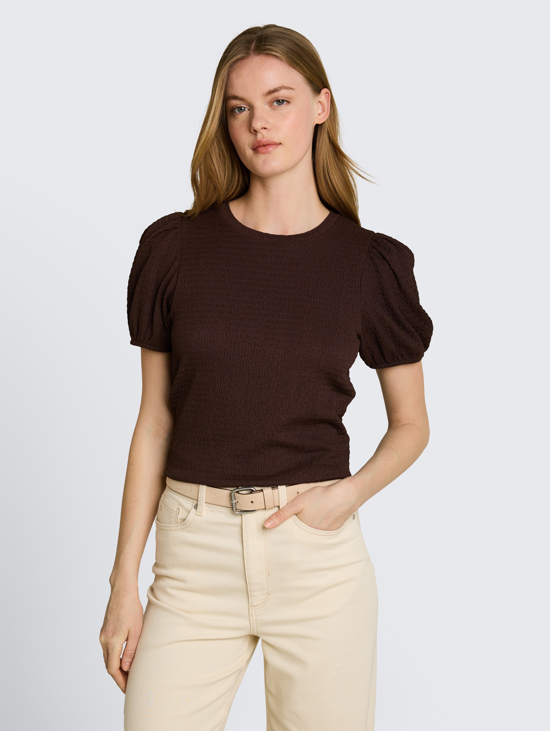 Crinkle T-shirt met ballonmouwen - cool dark brown - Nek model vooraanzicht