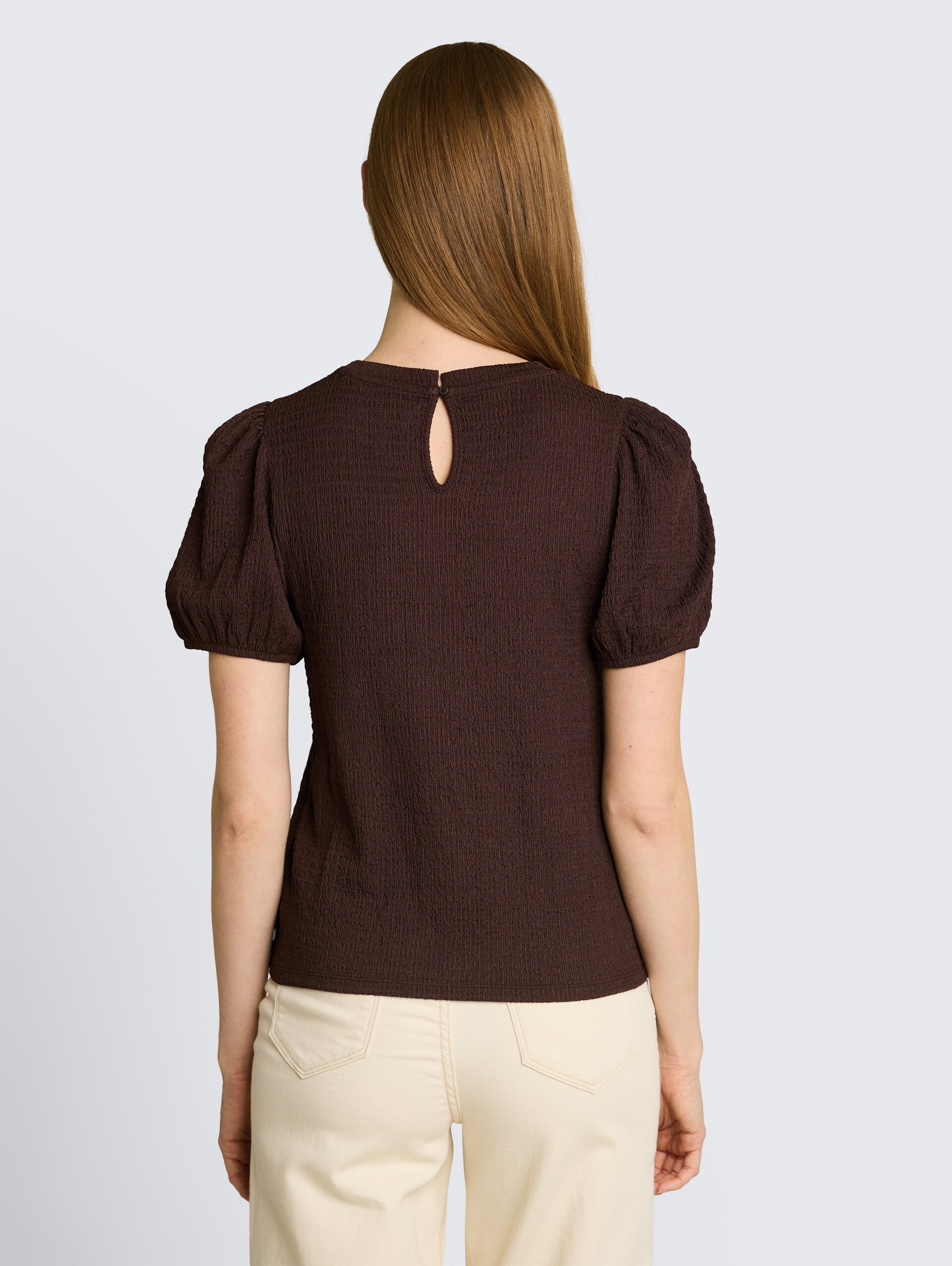 Crinkle T-shirt met ballonmouwen - cool dark brown - Neklijn model-achteraanzicht