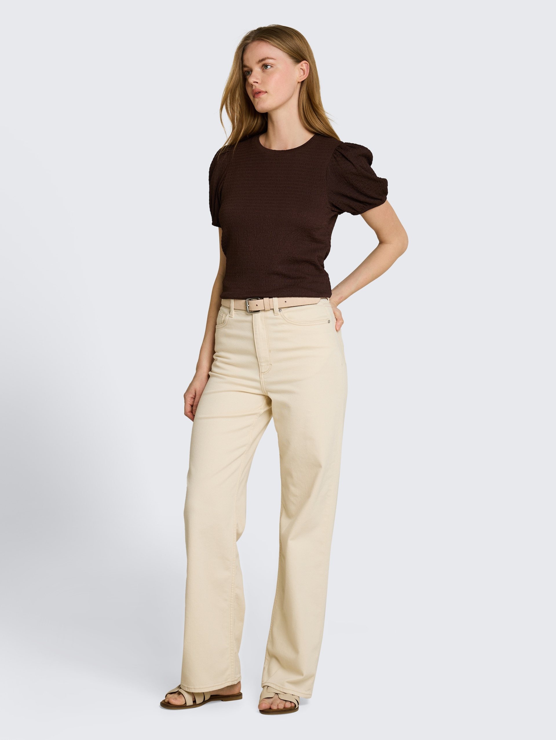 Crinkle T-shirt met ballonmouwen - cool dark brown - Model vooraanzicht
