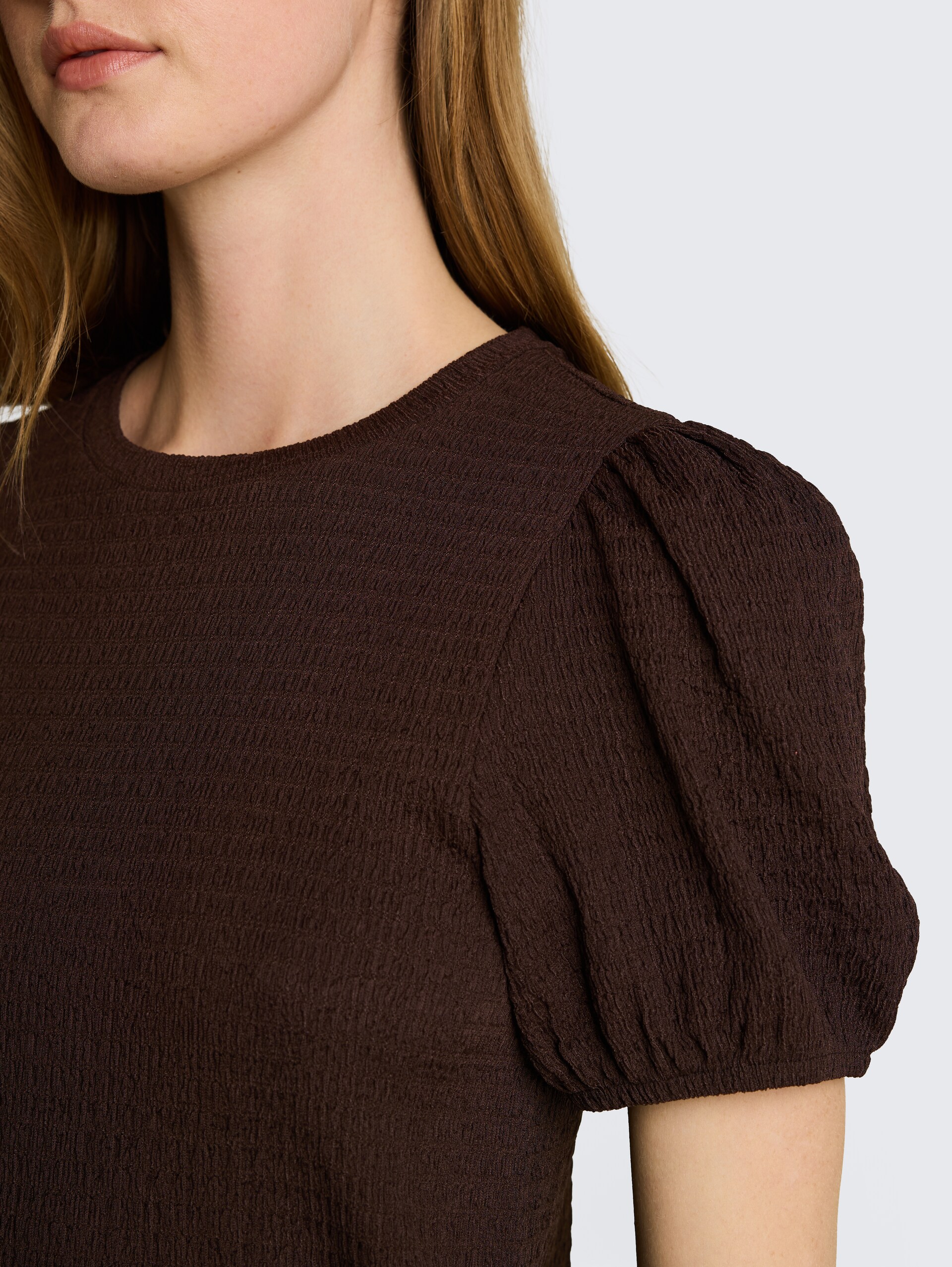 Crinkle T-shirt met ballonmouwen - cool dark brown - Detailaanzicht model