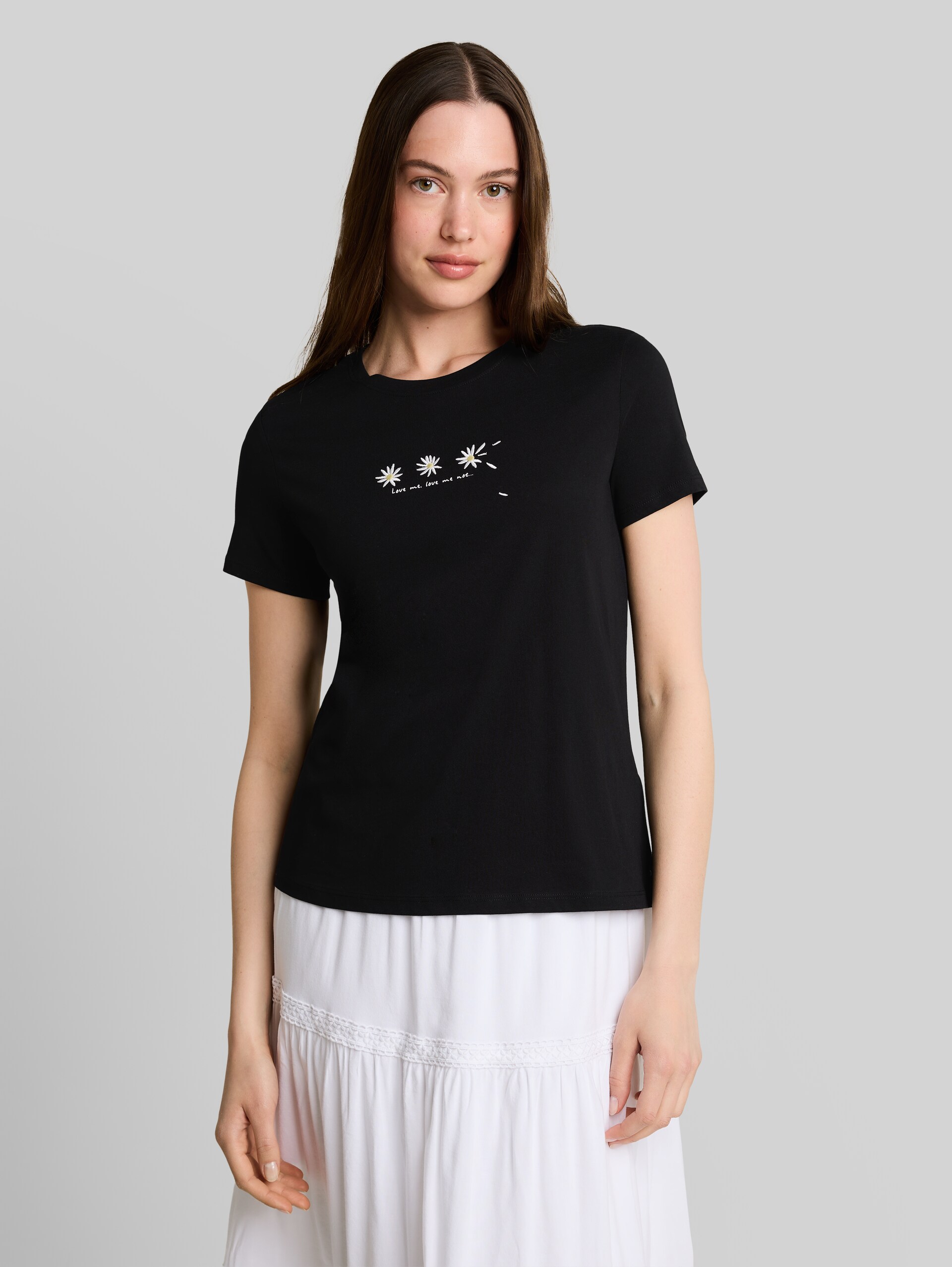 T-Shirt mit Stickerei - deep black - Ausschnitt Model-Vorderansicht