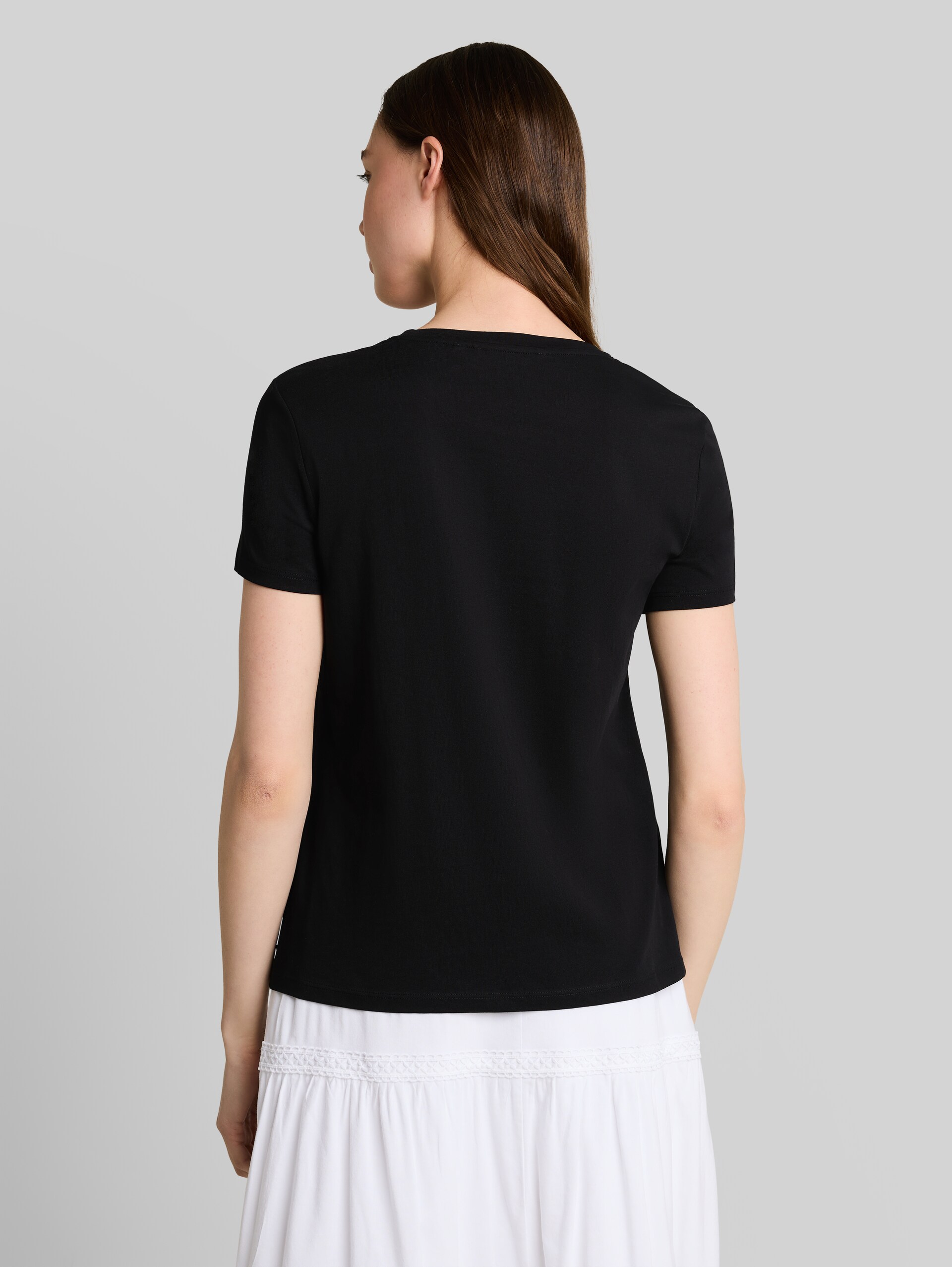 T-Shirt mit Stickerei - deep black - Auschnitt Model-Rückansicht