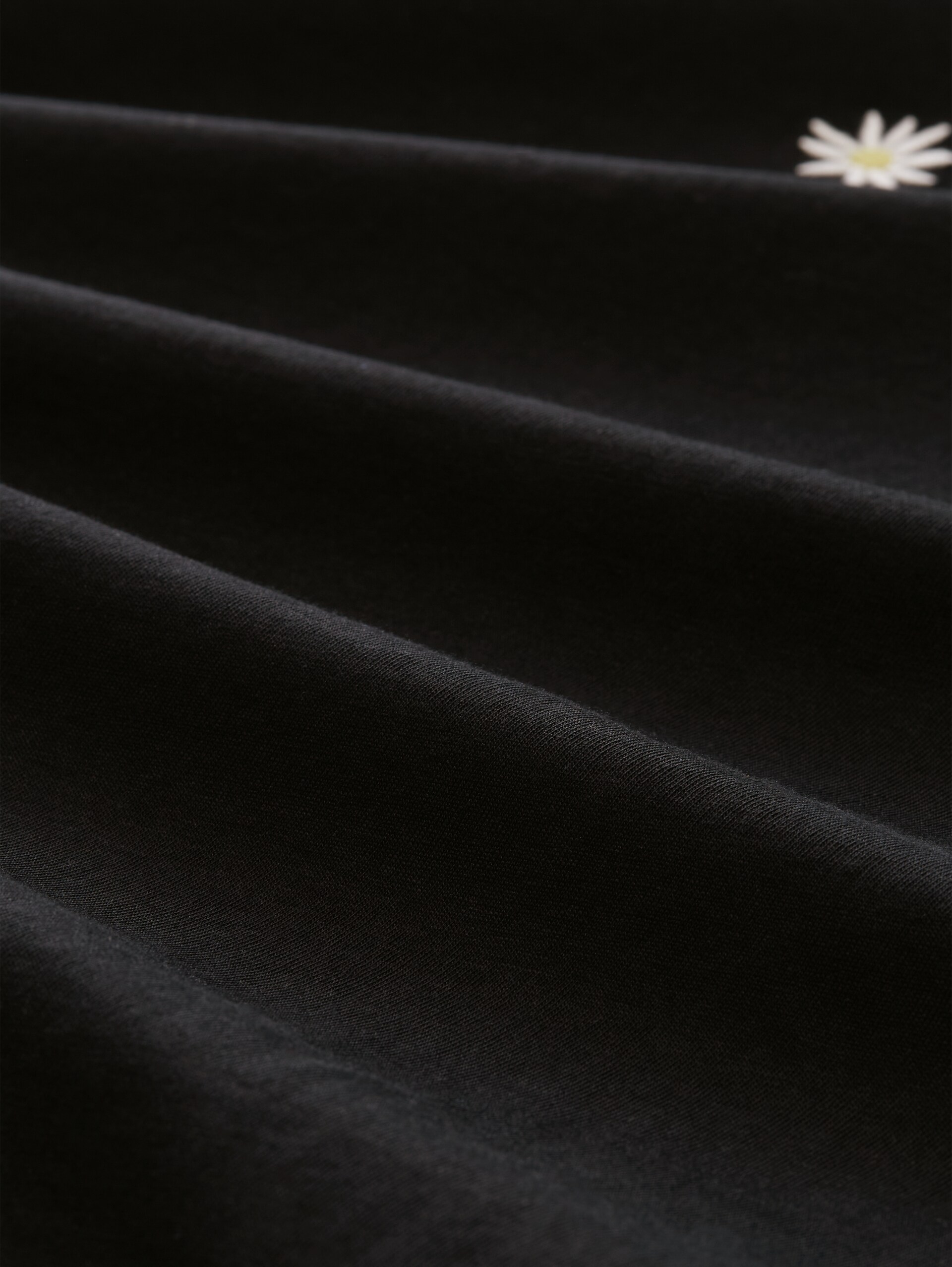 T-Shirt mit Stickerei - deep black - Material-Ansicht