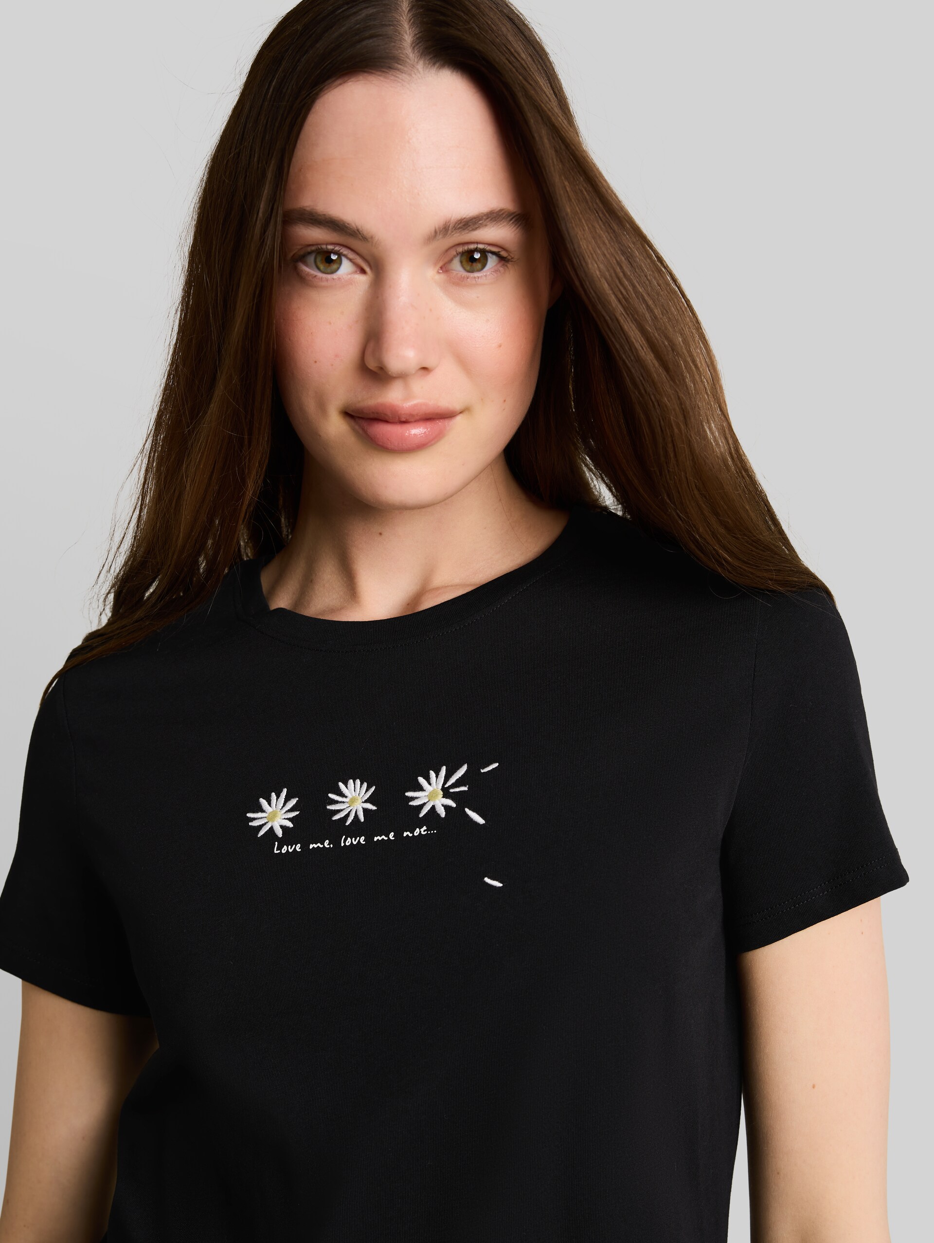 T-Shirt mit Stickerei - deep black - Detail-Model-Ansicht