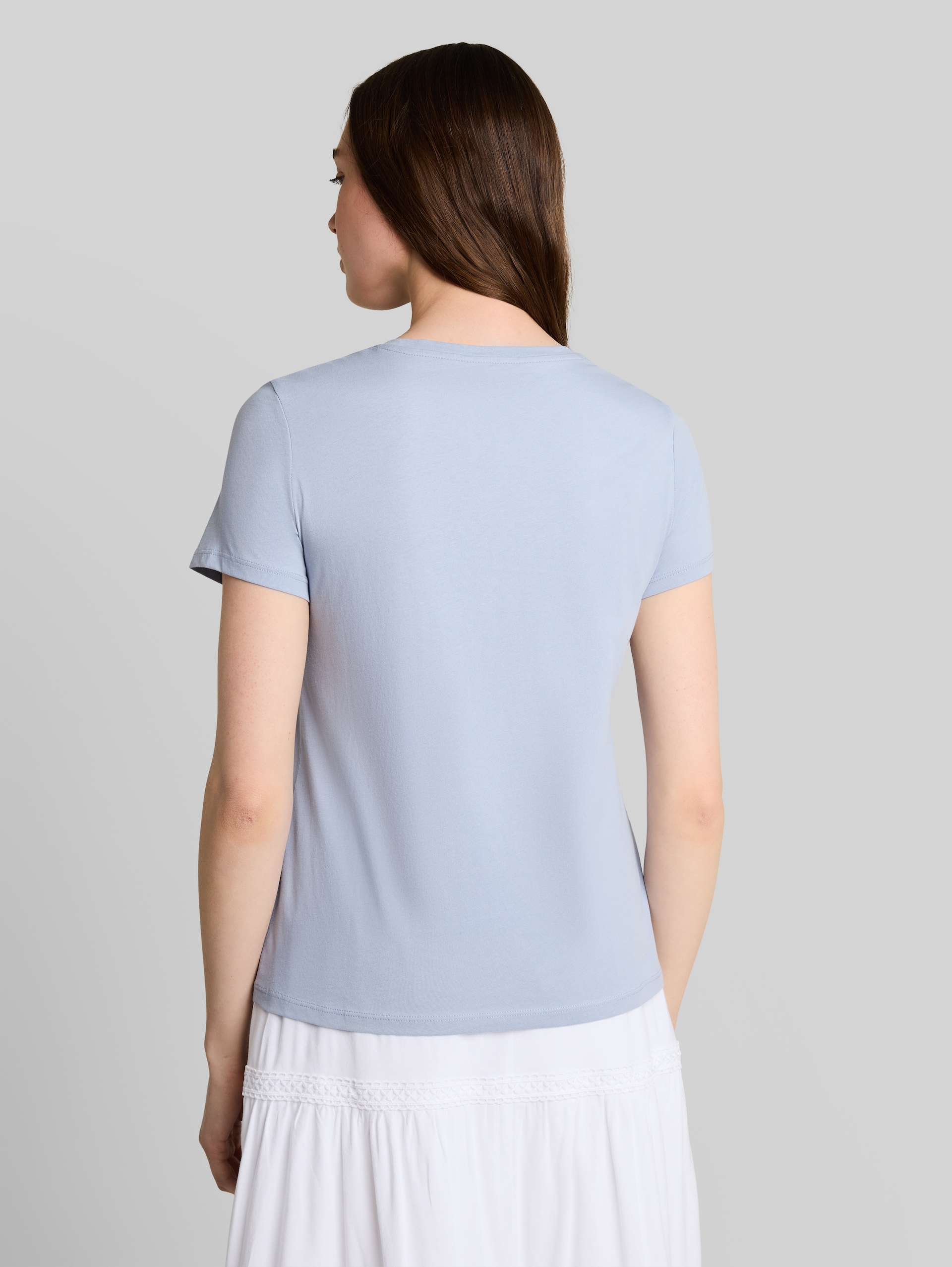 T-Shirt mit Stickerei - foggy sky blue - Auschnitt Model-Rückansicht