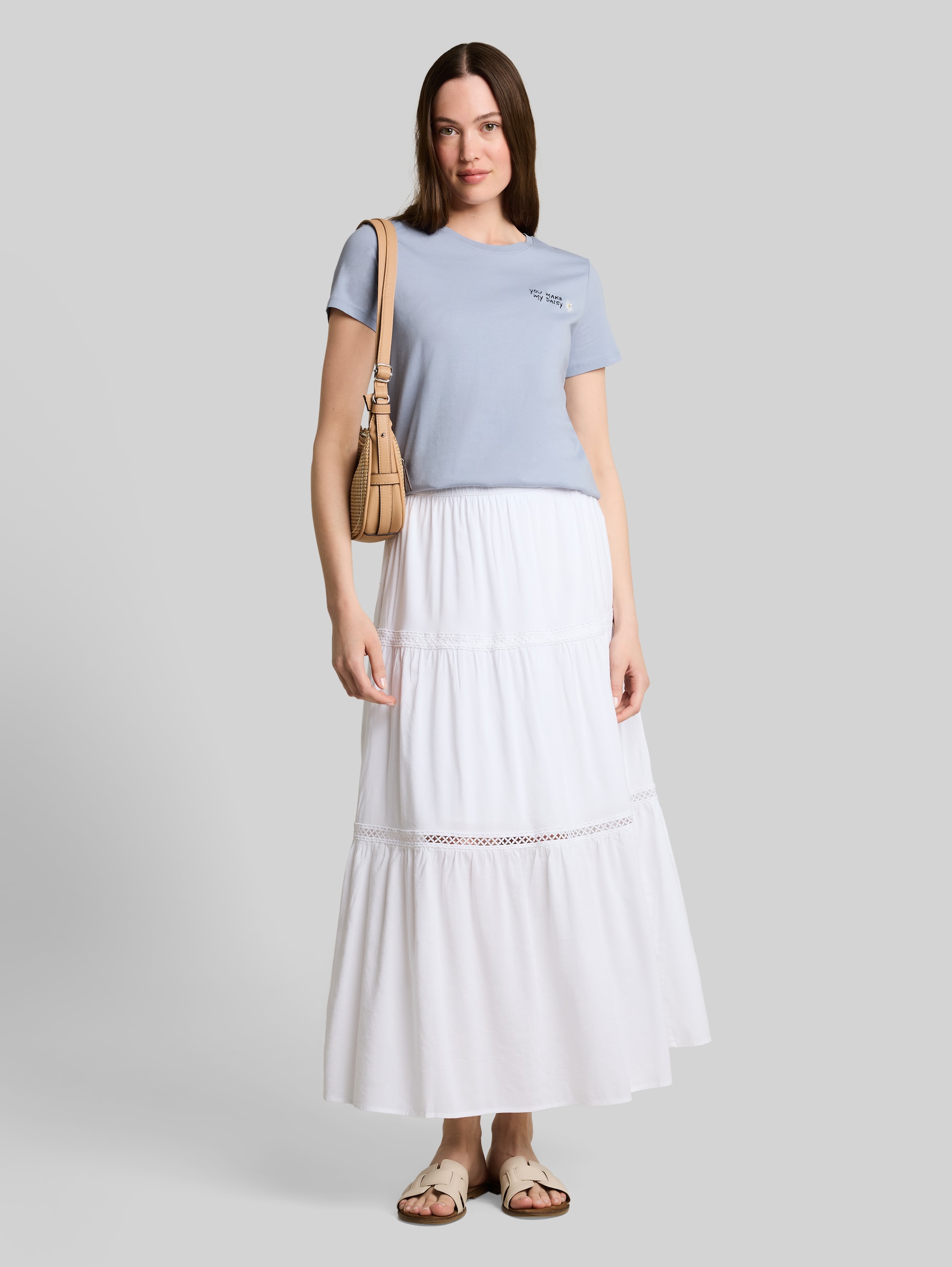 T-Shirt mit Stickerei - foggy sky blue - Model-Vorderansicht