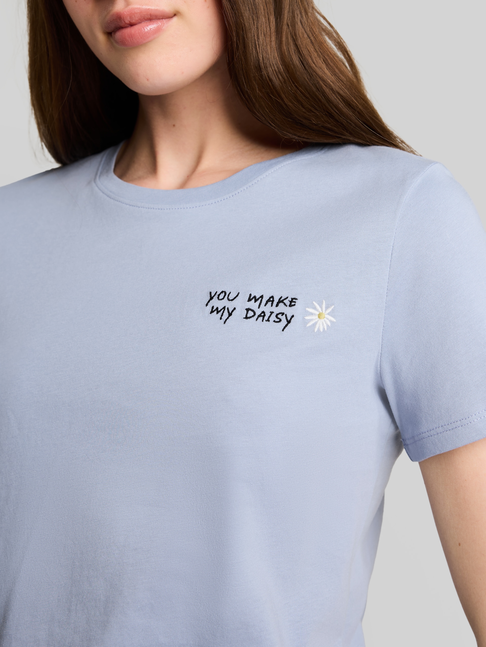 T-Shirt mit Stickerei - foggy sky blue - Detail-Model-Ansicht