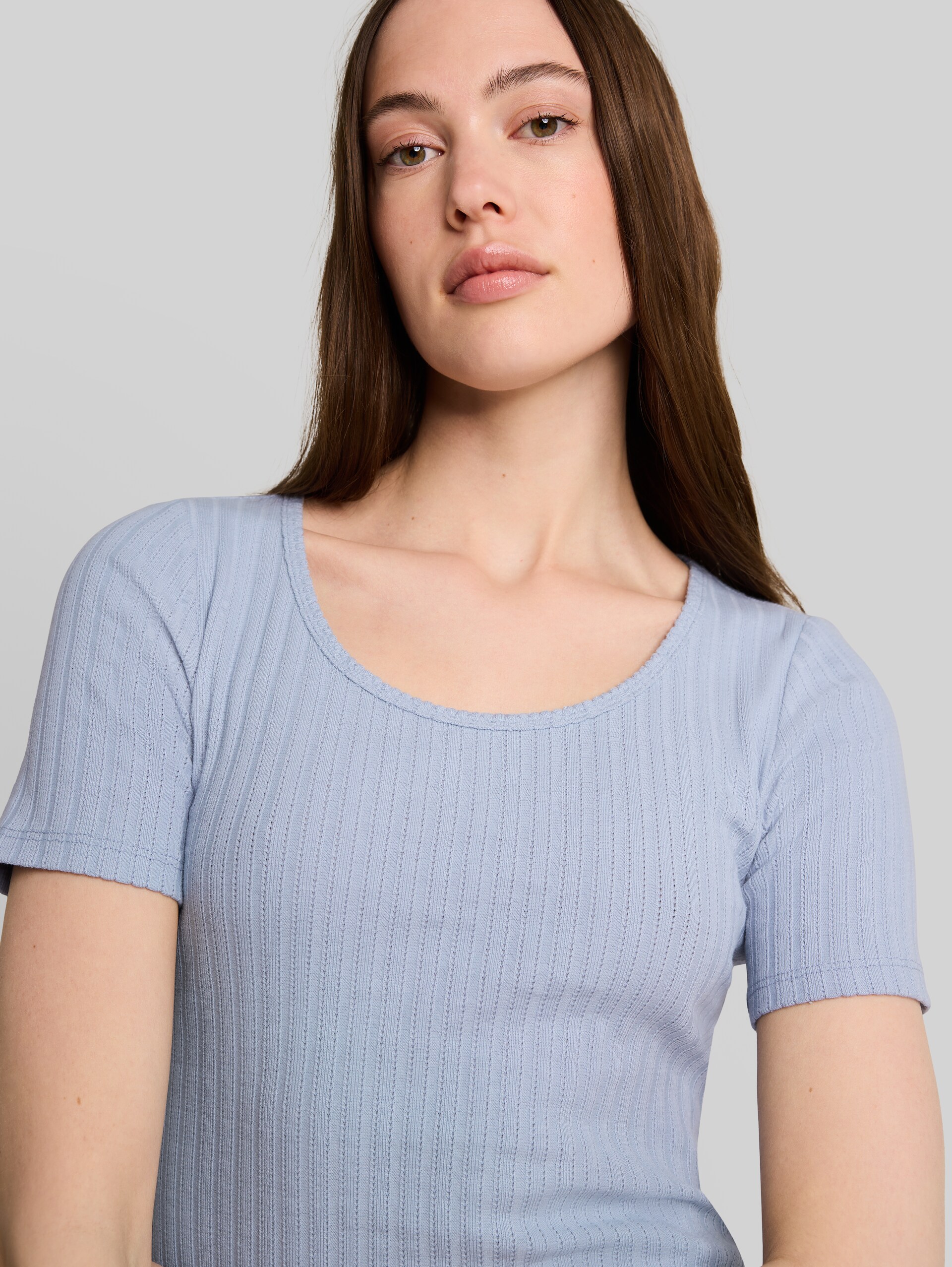 Slim fit pointelle T-shirt - foggy sky blue - Detailaanzicht model