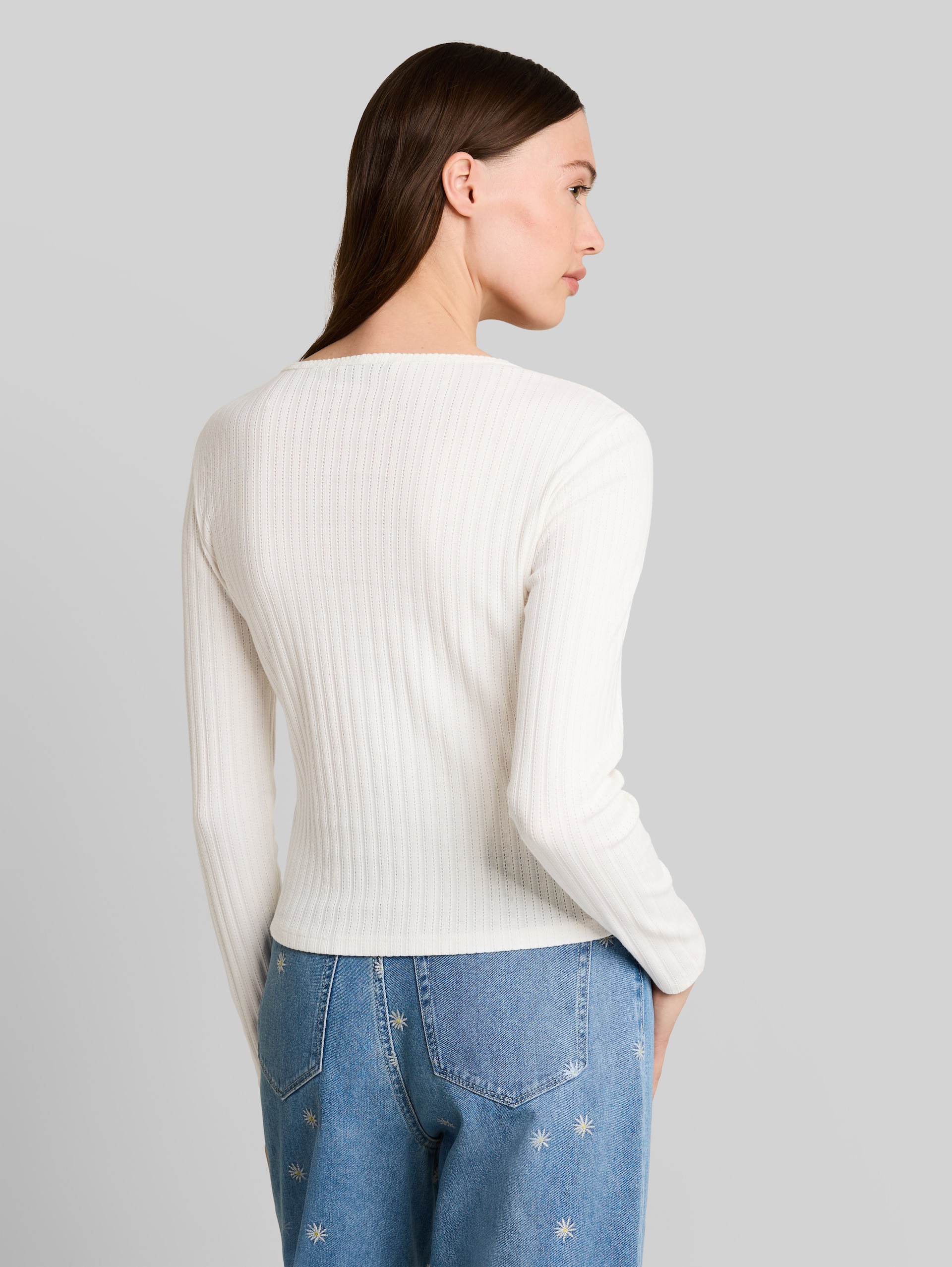 Pointelle Cardigan mit Knopfleiste - off white - Auschnitt Model-Rückansicht