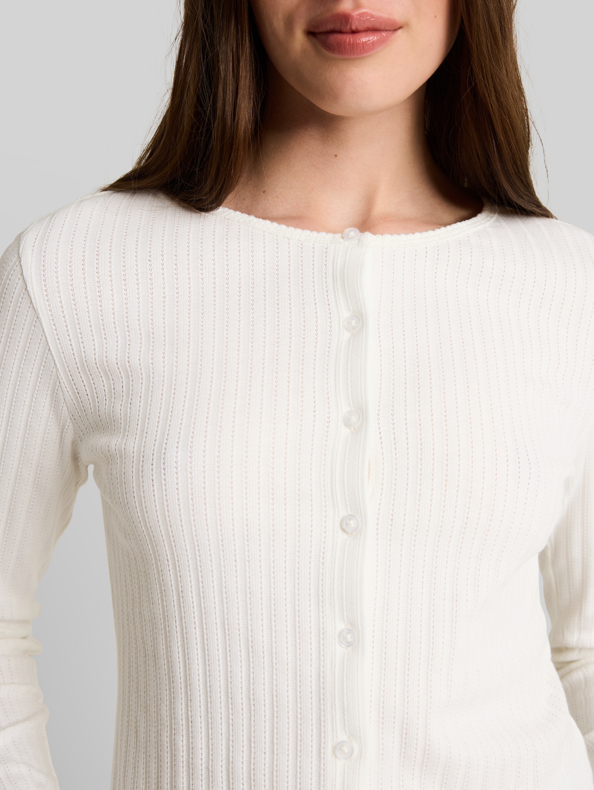 Pointelle Cardigan mit Knopfleiste - off white - Detail-Model-Ansicht